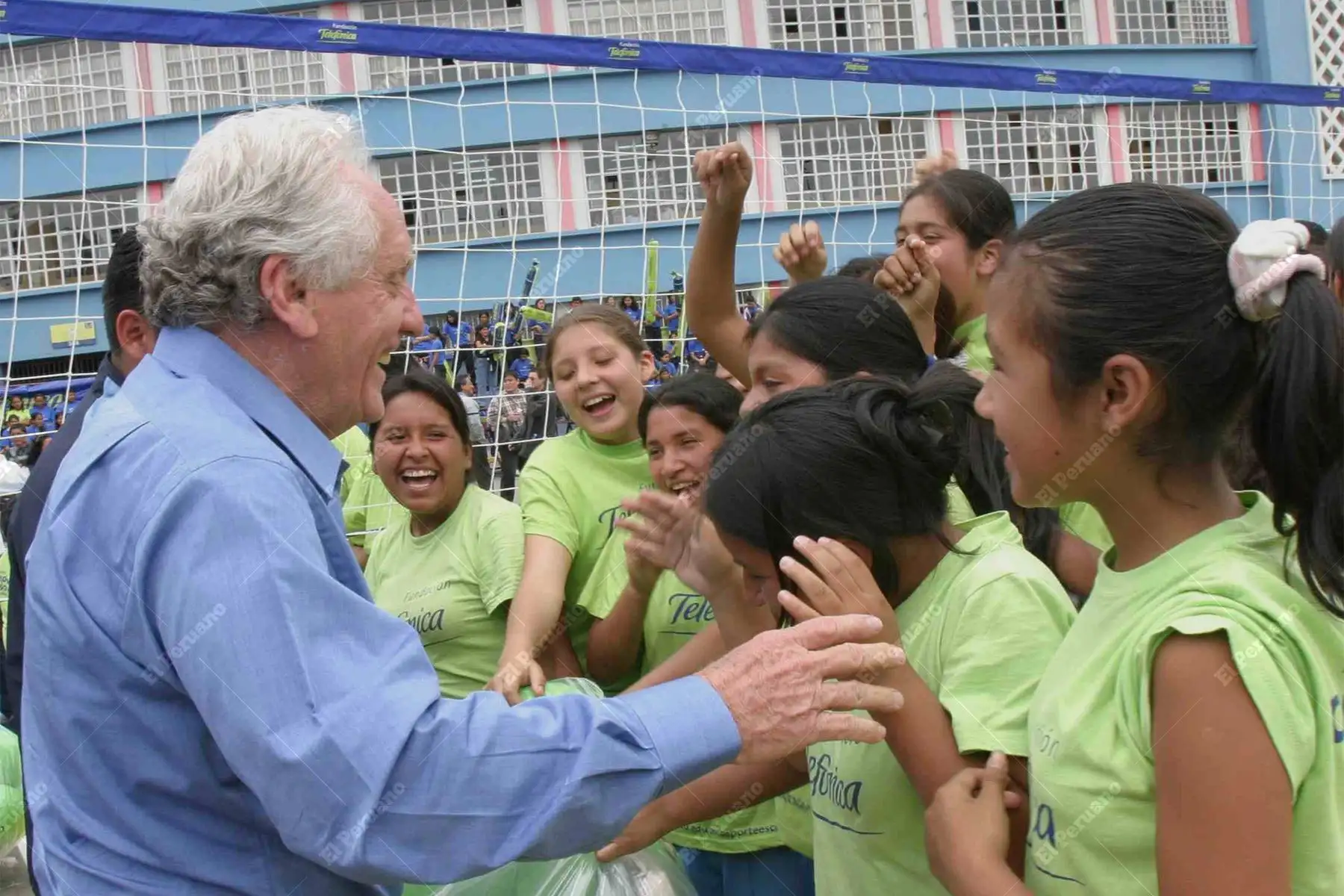 Lima - 24 noviembre 2006 / Arturo Woodman Pollit, departe con un grupo de niñas  de las academias de voleibol del Instituto Peruano del Deporte. Foto: Diario Oficial El Peruano /  Norman Córdova