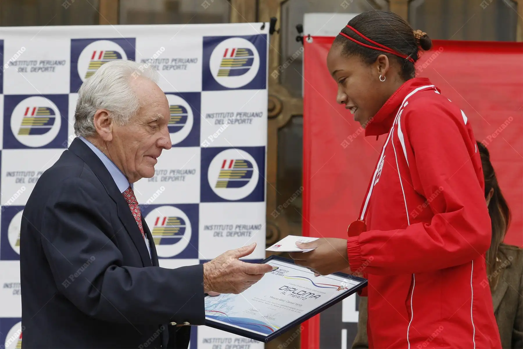 Lima - 30 julio 2009 / Arturo Woodman, jefe del Instituto Peruano del Deporte, entrega reconocimiento  a las integrantes de la selección nacional de voleibol  por el sexto lugar obtenido en el campeonato mundial Sub-18 de Tailandia. Foto: Diario Oficial El Peruano / Stephanie Zollner