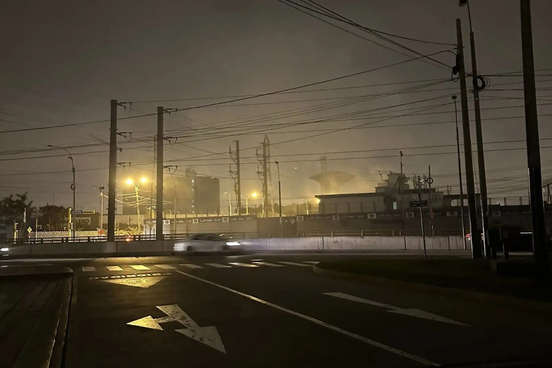 Luego de que diversos usuarios en redes sociales reportaron esta noche el corte de energía eléctrica en los distritos de Surco, San Borja, Miraflores, Chorrillos y Surquillo.La empresa eléctrica Luz del Sur ha confirmado cortes parciales en los referidos distritos, debído a una descarga eléctrica que produjo un amago de incendio en la subestación de Surquillo que ya fue controlado por lo que ya han desplegado el personal respectivo para dar atención al problema.
Foto: ANDINA/Vidal Tarqui