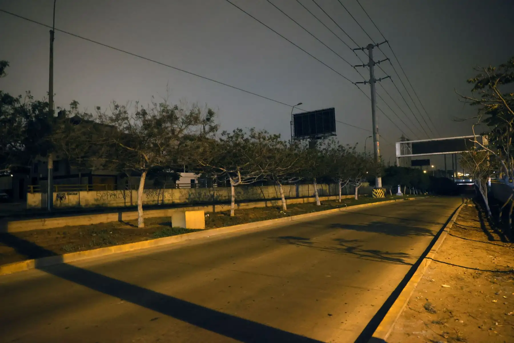 Luego de que diversos usuarios en redes sociales reportaron esta noche el corte de energía eléctrica en los distritos de Surco, San Borja, Miraflores, Chorrillos y Surquillo.La empresa eléctrica Luz del Sur ha confirmado cortes parciales en los referidos distritos, debído a una descarga eléctrica que produjo un amago de incendio en la subestación de Surquillo que ya fue controlado por lo que ya han desplegado el personal respectivo para dar atención al problema.
Foto: ANDINA/Vidal Tarqui