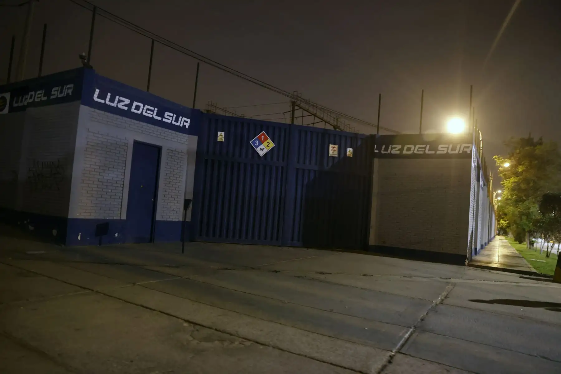 Luego de que diversos usuarios en redes sociales reportaron esta noche el corte de energía eléctrica en los distritos de Surco, San Borja, Miraflores, Chorrillos y Surquillo.La empresa eléctrica Luz del Sur ha confirmado cortes parciales en los referidos distritos, debído a una descarga eléctrica que produjo un amago de incendio en la subestación de Surquillo que ya fue controlado por lo que ya han desplegado el personal respectivo para dar atención al problema.
Foto: ANDINA/Vidal Tarqui