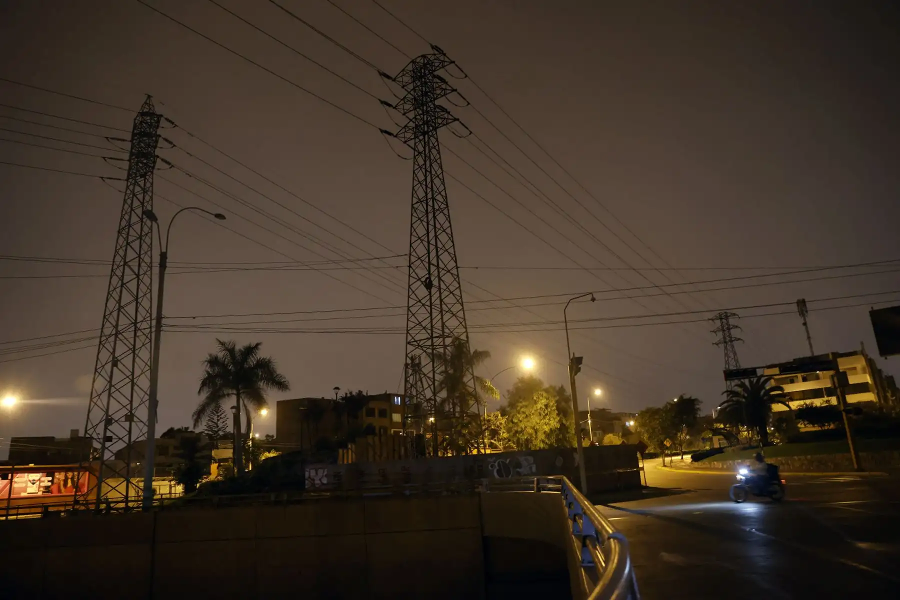 Luego de que diversos usuarios en redes sociales reportaron esta noche el corte de energía eléctrica en los distritos de Surco, San Borja, Miraflores, Chorrillos y Surquillo.La empresa eléctrica Luz del Sur ha confirmado cortes parciales en los referidos distritos, debído a una descarga eléctrica que produjo un amago de incendio en la subestación de Surquillo que ya fue controlado por lo que ya han desplegado el personal respectivo para dar atención al problema.
Foto: ANDINA/Vidal Tarqui