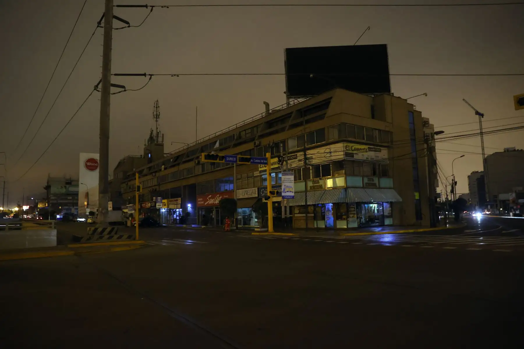Luego de que diversos usuarios en redes sociales reportaron esta noche el corte de energía eléctrica en los distritos de Surco, San Borja, Miraflores, Chorrillos y Surquillo.La empresa eléctrica Luz del Sur ha confirmado cortes parciales en los referidos distritos, debído a una descarga eléctrica que produjo un amago de incendio en la subestación de Surquillo que ya fue controlado por lo que ya han desplegado el personal respectivo para dar atención al problema.
Foto: ANDINA/Vidal Tarqui