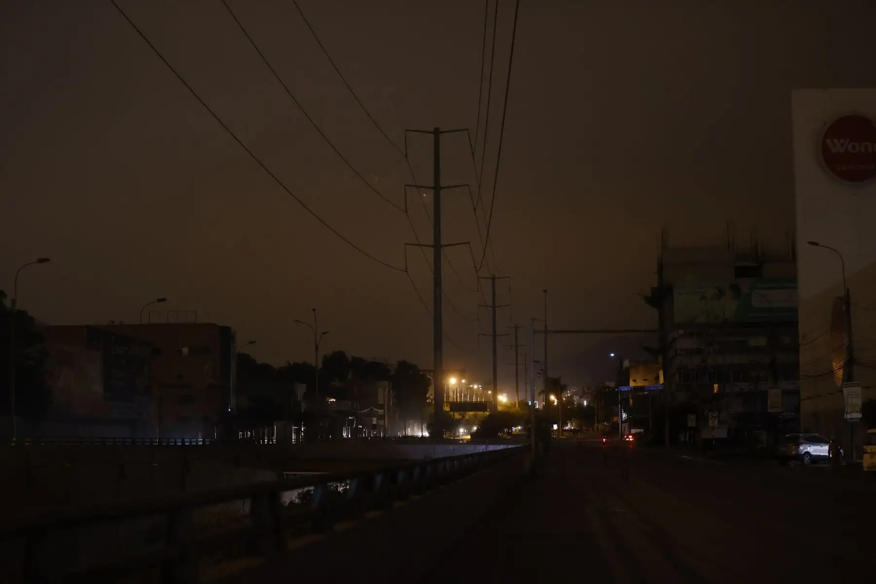 Luego de que diversos usuarios en redes sociales reportaron esta noche el corte de energía eléctrica en los distritos de Surco, San Borja, Miraflores, Chorrillos y Surquillo.La empresa eléctrica Luz del Sur ha confirmado cortes parciales en los referidos distritos, debído a una descarga eléctrica que produjo un amago de incendio en la subestación de Surquillo que ya fue controlado por lo que ya han desplegado el personal respectivo para dar atención al problema.
Foto: ANDINA/Vidal Tarqui