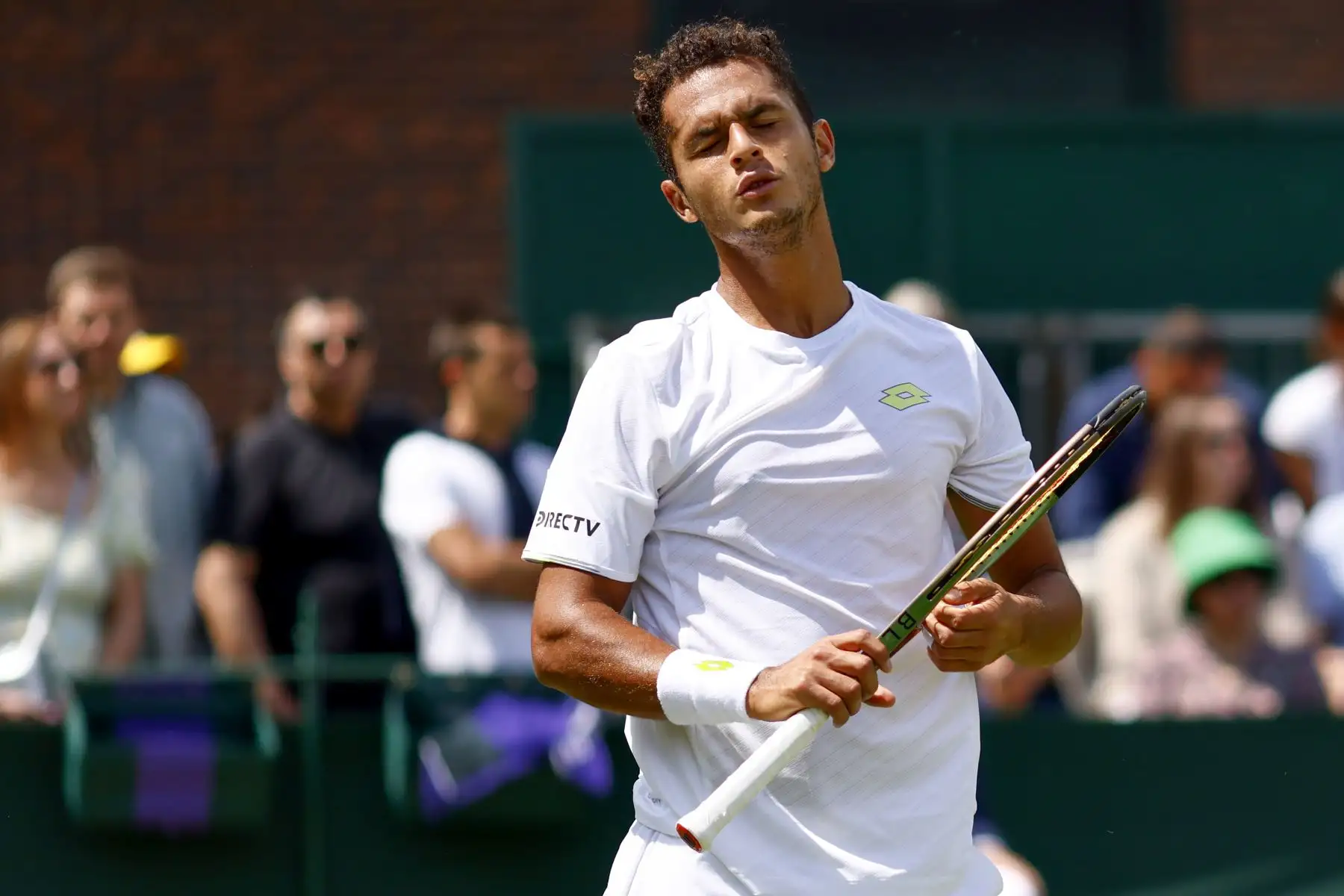 El peruano Juan Pablo Varillas no tuvo chances en su debut  en Wimbledon ante Lorenzo Musetti, que se impuso 6-3, 6-1 y 7-5 en dos horas de partido, por la primera ronda del torneo en el que  lamentablemente nuestro compatriota quedó eliminado.
Foto: EFE