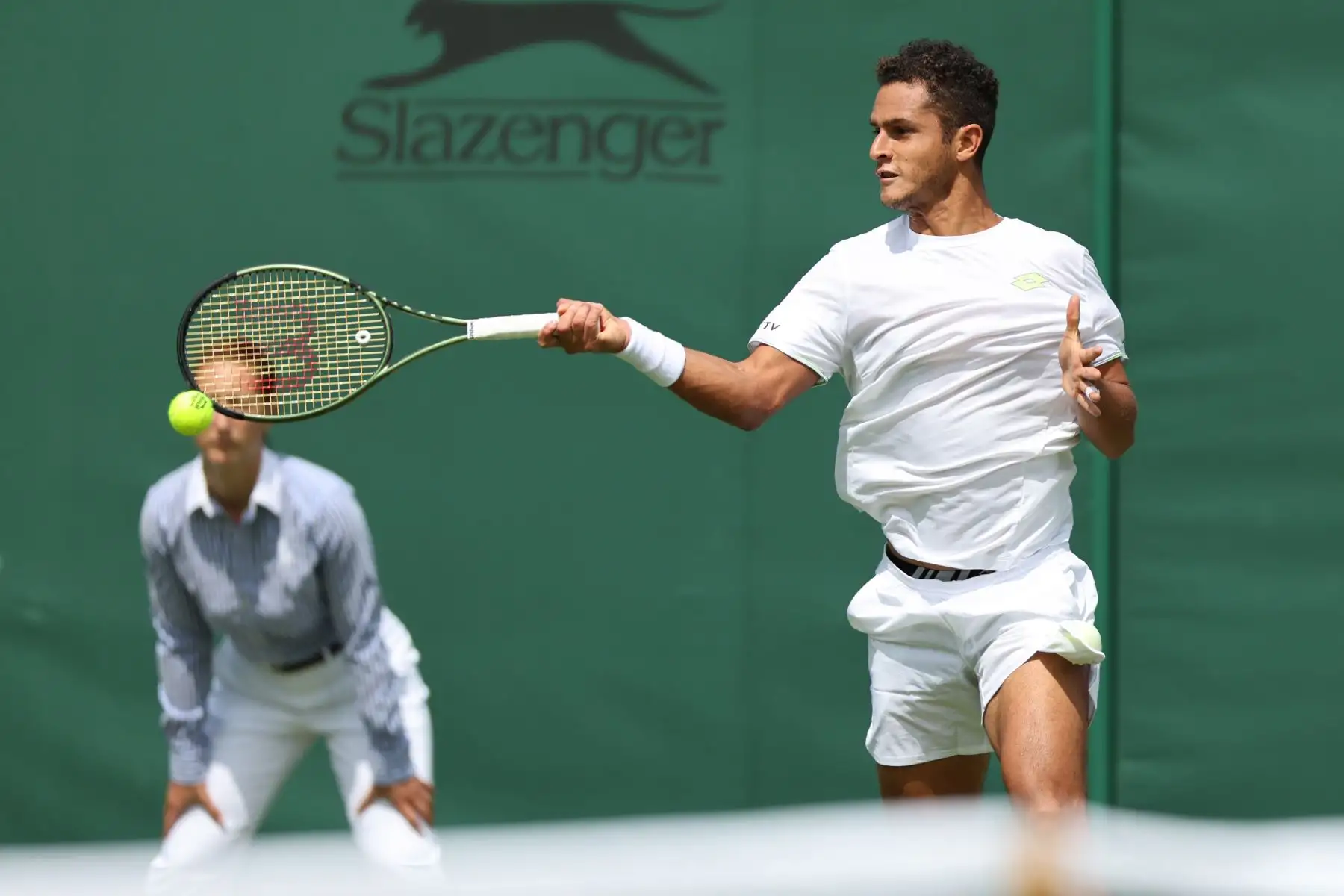 El peruano Juan Pablo Varillas no tuvo chances en su debut  en Wimbledon ante Lorenzo Musetti, que se impuso 6-3, 6-1 y 7-5 en dos horas de partido, por la primera ronda del torneo en el que  lamentablemente nuestro compatriota quedó eliminado.
Foto: EFE