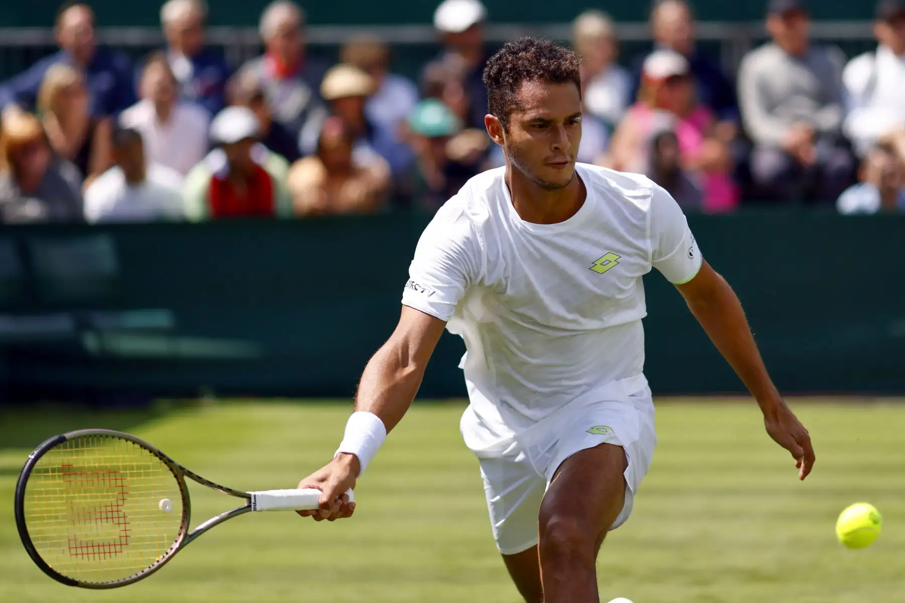 El peruano Juan Pablo Varillas no tuvo chances en su debut  en Wimbledon ante Lorenzo Musetti, que se impuso 6-3, 6-1 y 7-5 en dos horas de partido, por la primera ronda del torneo en el que  lamentablemente nuestro compatriota quedó eliminado.
Foto: EFE
