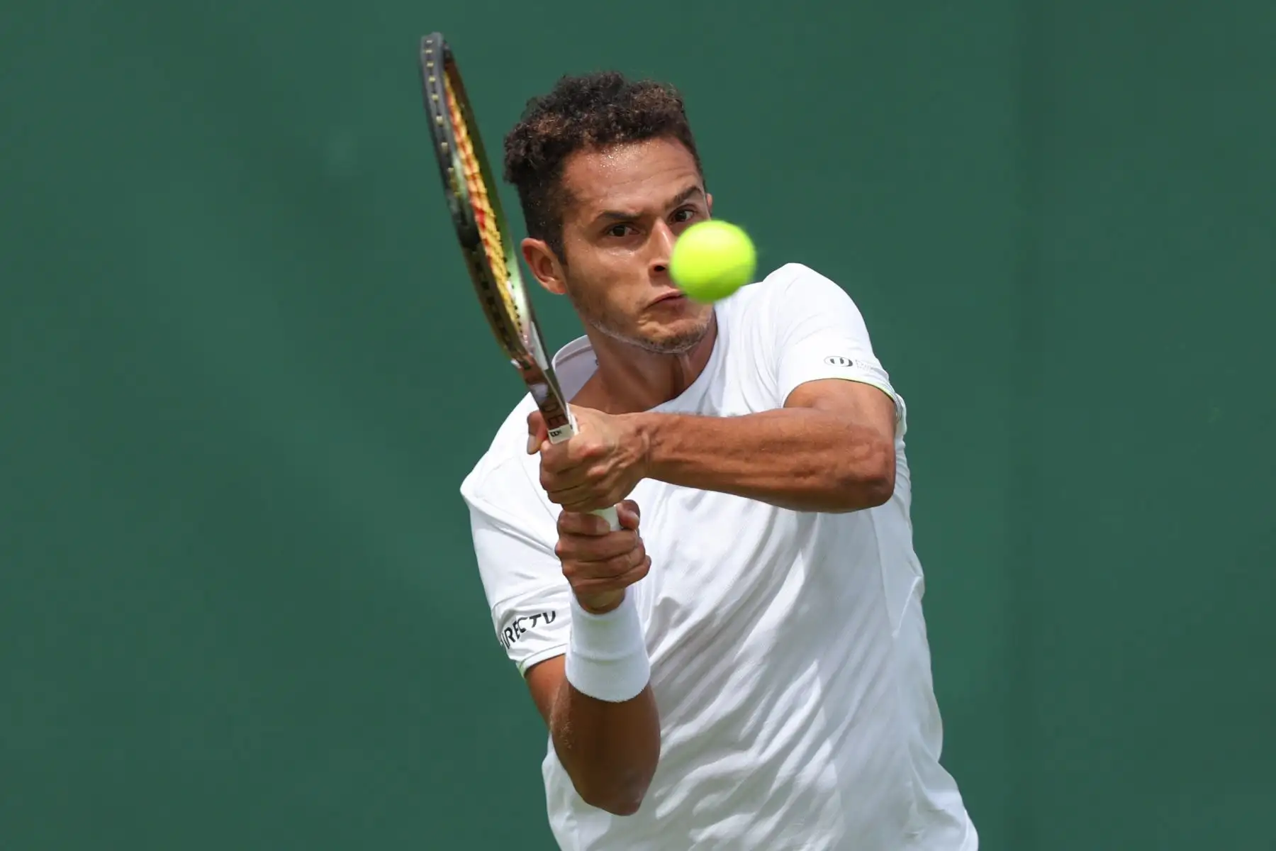 El peruano Juan Pablo Varillas no tuvo chances en su debut  en Wimbledon ante Lorenzo Musetti, que se impuso 6-3, 6-1 y 7-5 en dos horas de partido, por la primera ronda del torneo en el que  lamentablemente nuestro compatriota quedó eliminado.
Foto: EFE