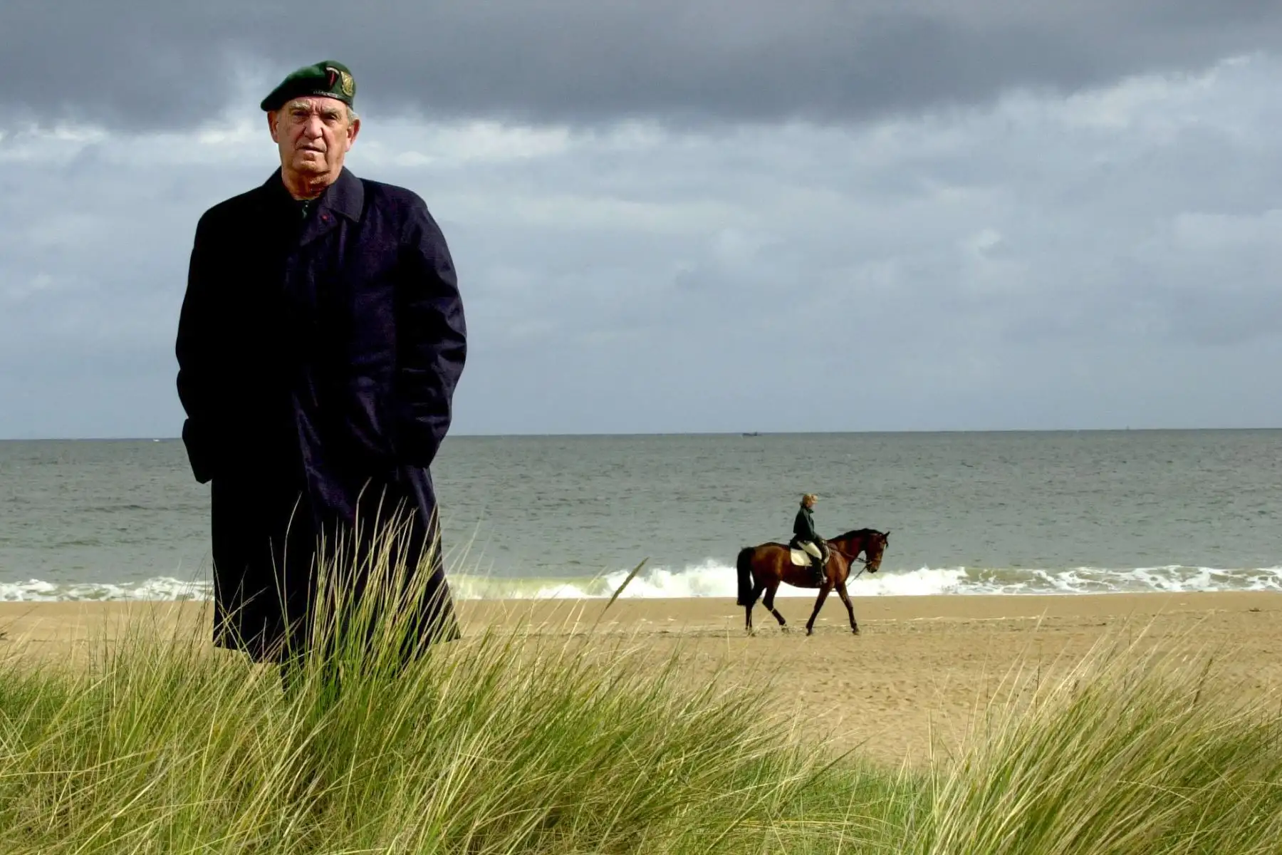 Léon Gautier, de 81 años, posa el 5 de mayo de 2004 en la playa de Ouistreham, donde desembarcó el 6 de junio de 44 a las 7:30 horas con el comando Kieffer, que contaba con 177 hombres, los únicos franceses que participaron en la batalla.
Foto: AFP