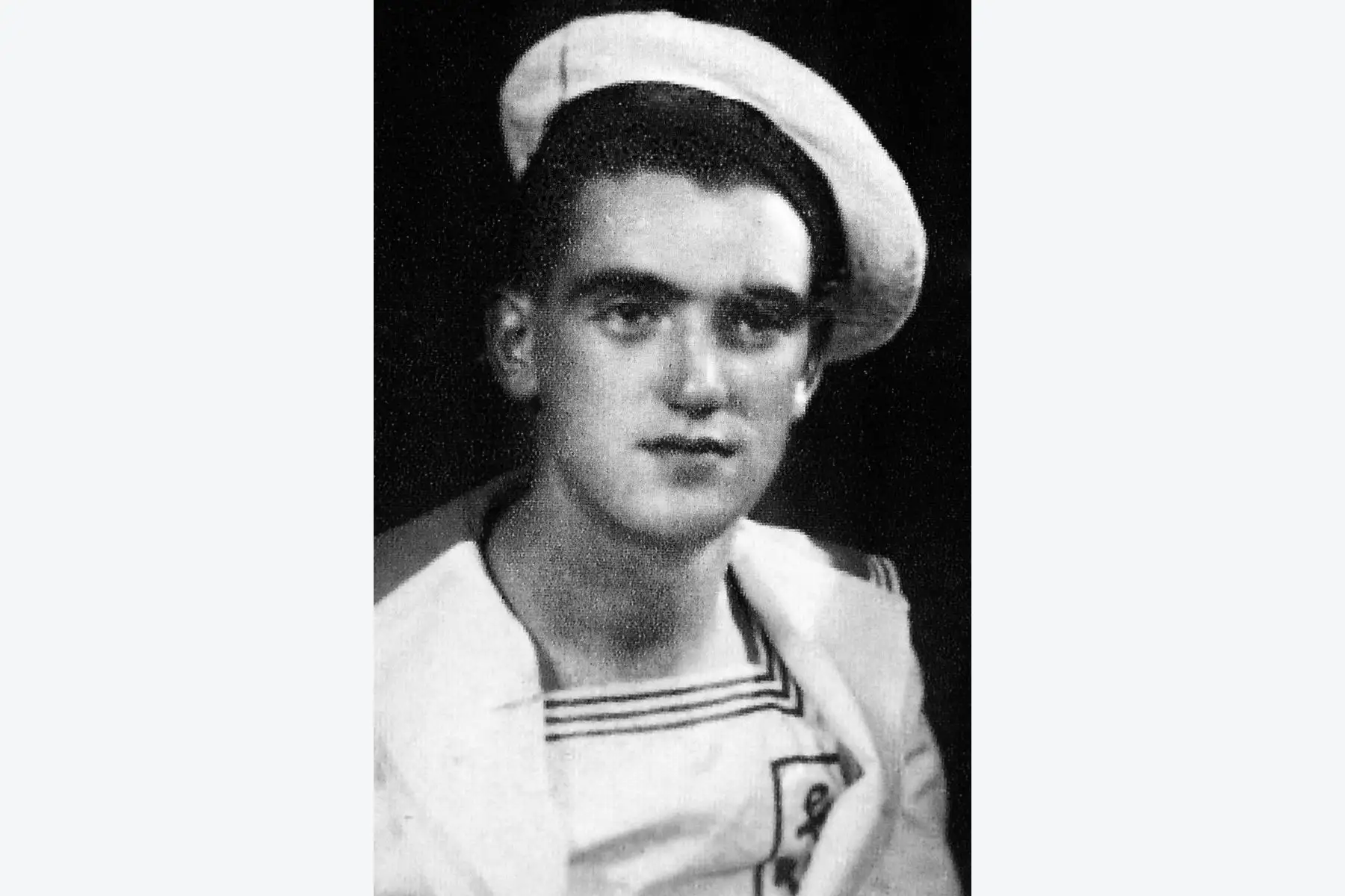 Reproducción realizada el 15 de abril de 2014 de una fotografía tomada en 1941 en El Cairo que muestra al marinero francés Leon Gautier. Gautier aterrizó el 6 de junio de 1944 en Colleville-Montgomery, al norte de Francia, con otros 177 hombres del comando Kieffer, durante la Operación Overlord.
Foto: AFP