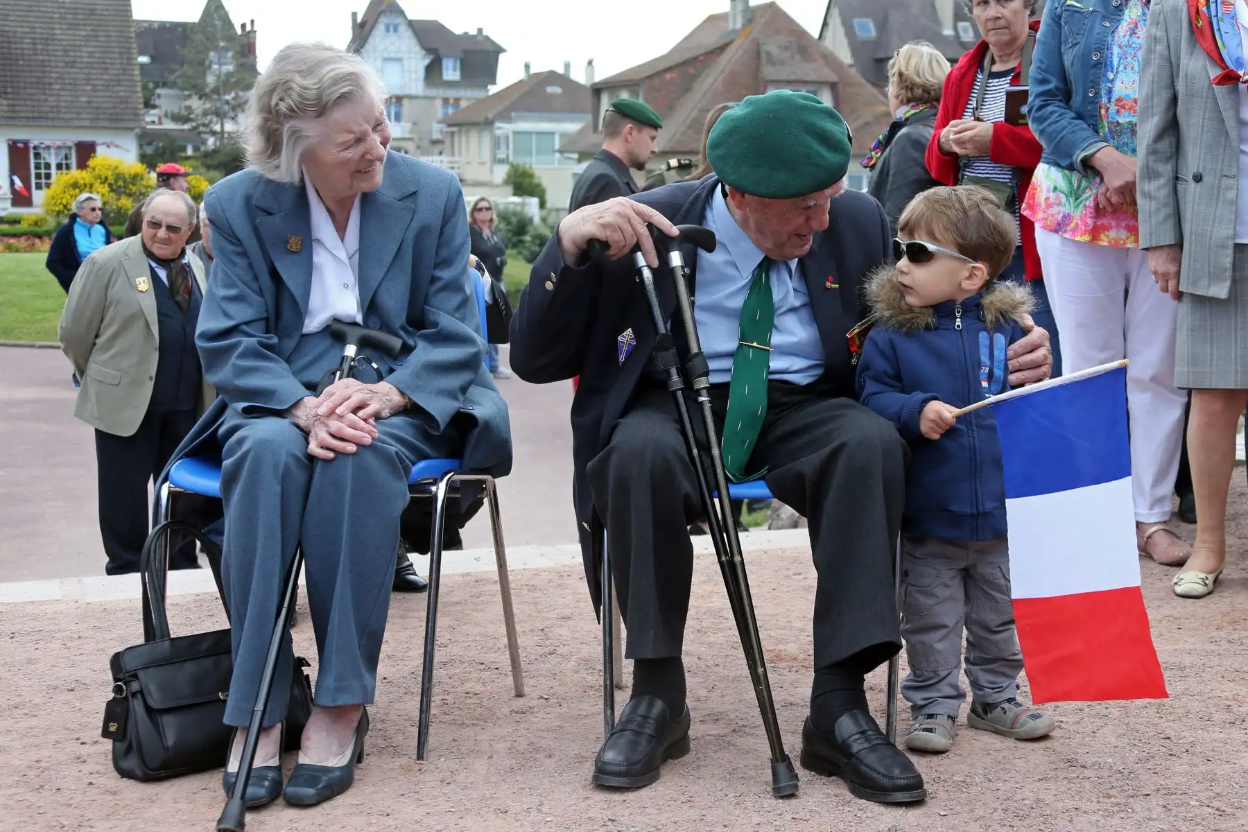 El veterano del comando Kieffer, Leon Gautier, habla con un niño que sostiene una bandera nacional francesa el 5 de junio de 2014 en Ouistreham, Normandía, durante una ceremonia cerca de un monumento en honor a su comando un día antes del inicio de las conmemoraciones del Día D.
Foto: AFP