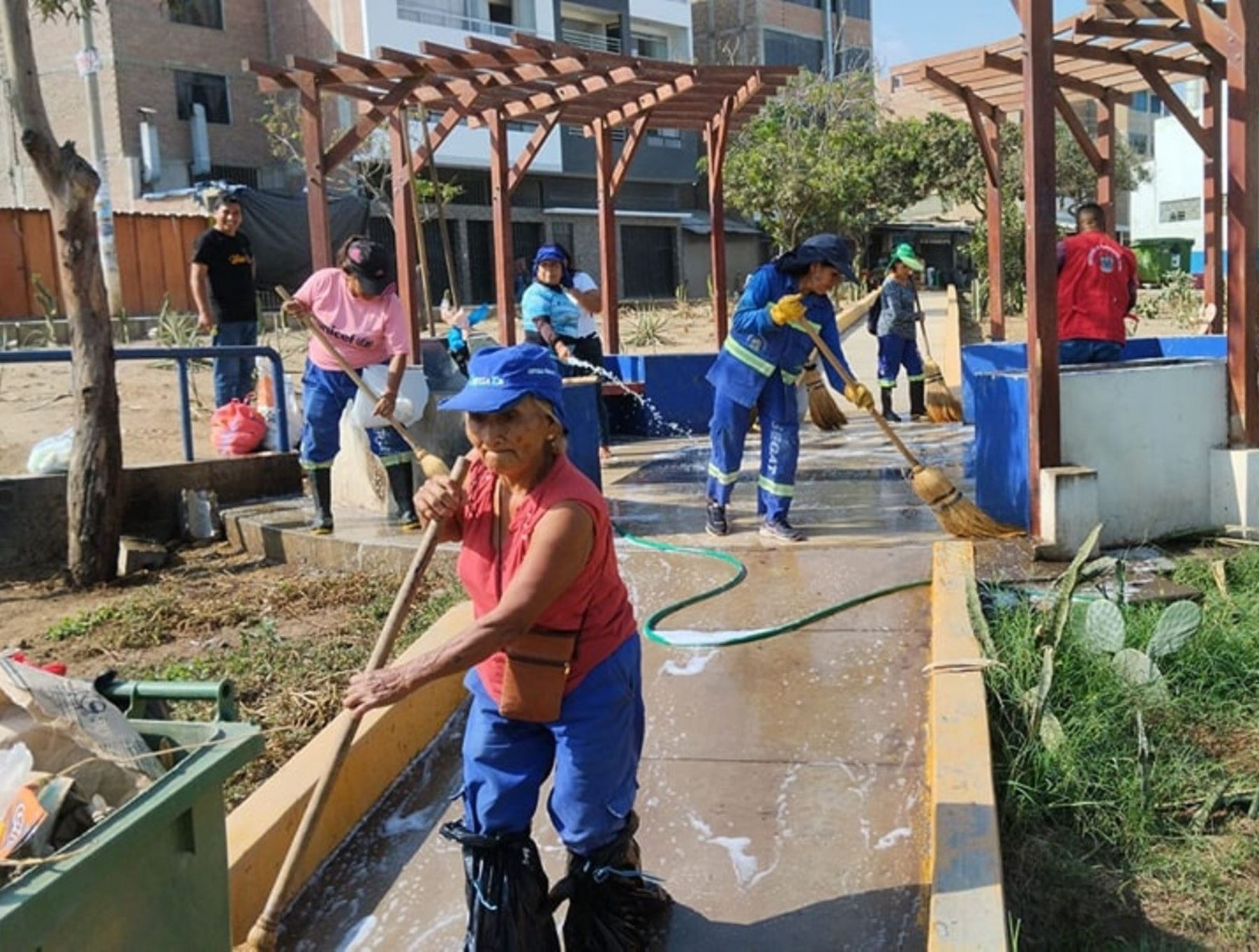La Municipalidad de Trujillo inicia hoy una campaña de intervención y fumigación de parques de la ciudad para combatir la propagación del dengue. ANDINA/Difusión
