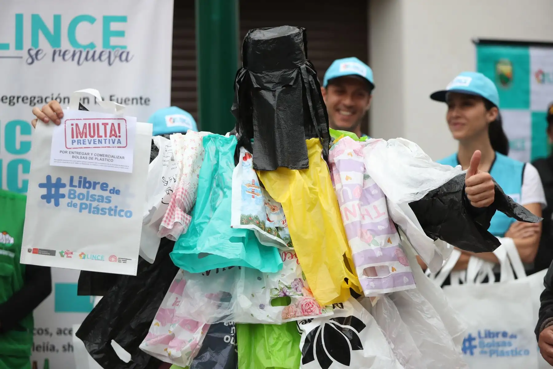 El Ministerio del Ambiente lanzó una campaña nacional de sensibilización y fiscalización preventiva sobre el uso de bolsas de plástico de un solo uso y envases descartables. Durante el lanzamiento participó la ministra Albina Ruiz, y la alcaldesa de Lince. Foto: ANDINA/Daniel Bracamonte