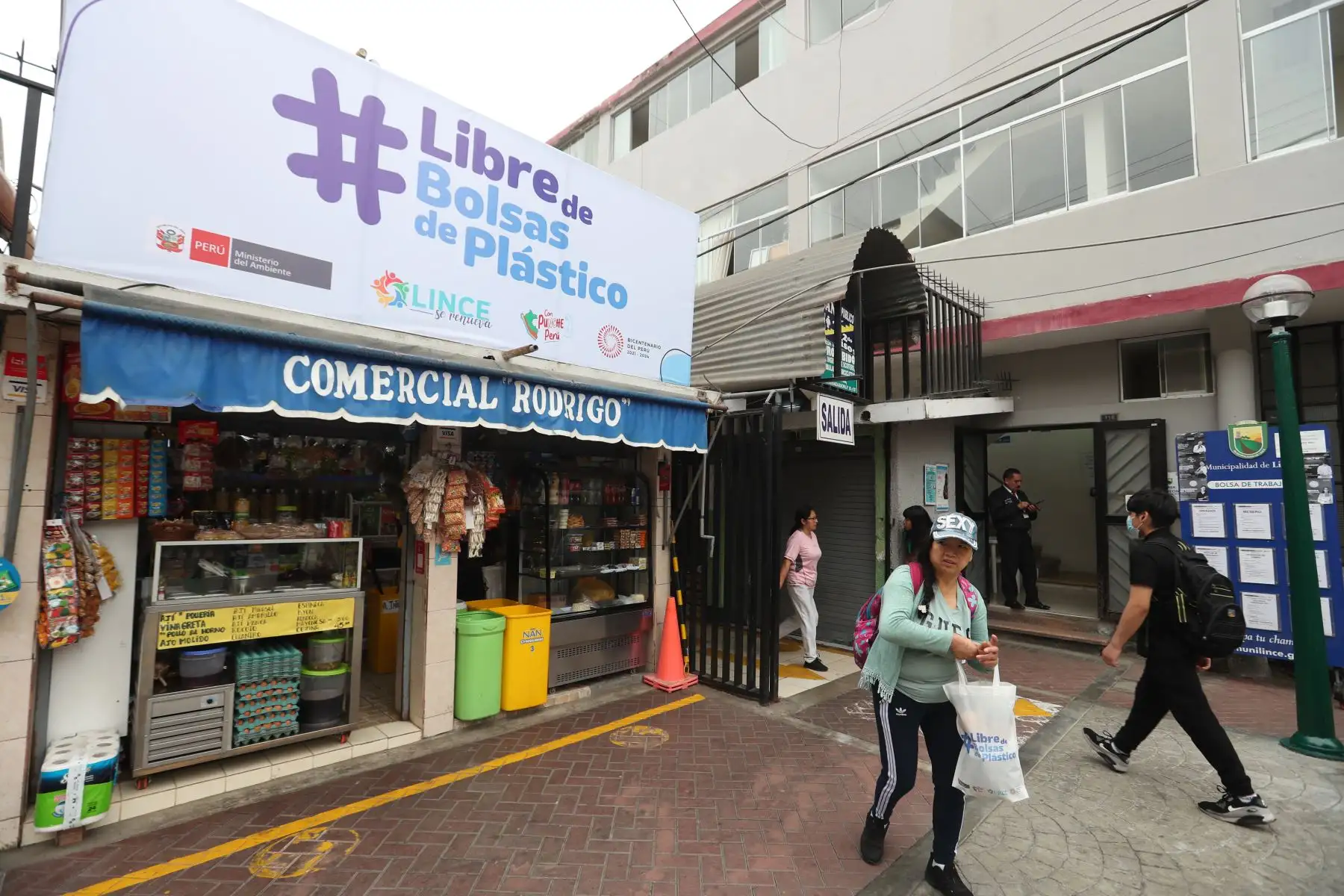 En el Día Internacional Libre de Bolsas de Plástico, 118 municipios a escala nacional realizan campañas de fiscalización en sus jurisdicciones a fin generar concientización y compromiso en la ciudadanía para proteger el medio ambiente y no usar bolsas de plástico. Foto: ANDINA/Daniel Bracamonte