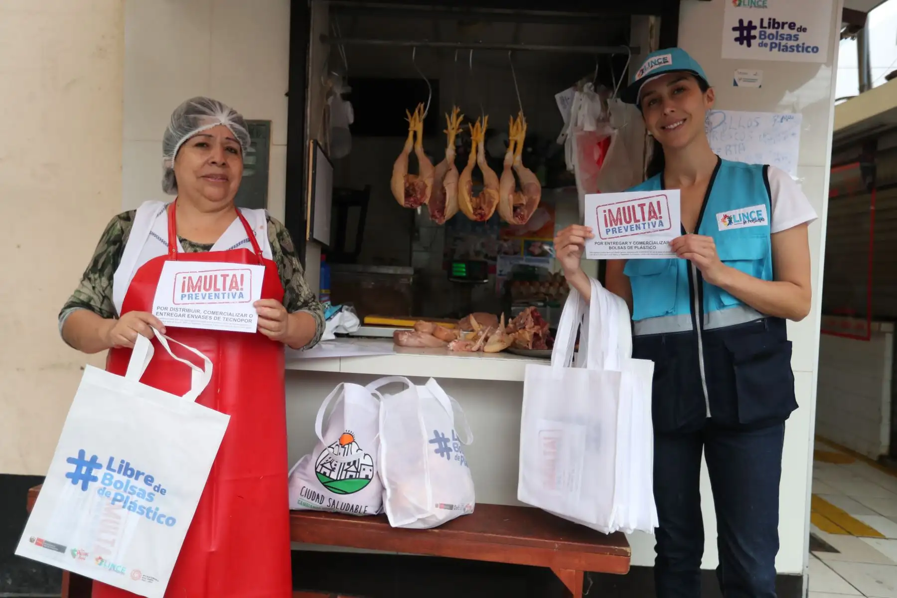 El Ministerio del Ambiente lanzó una campaña nacional de sensibilización y fiscalización preventiva sobre el uso de bolsas de plástico de un solo uso y envases descartables. Durante el lanzamiento participó la ministra Albina Ruiz, y la alcaldesa de Lince. Foto: ANDINA/Daniel Bracamonte