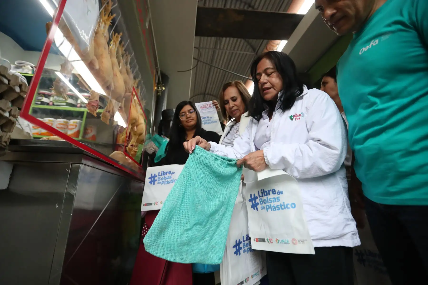 La ministra Albina Ruiz junto con las autoridades, supervisores y fiscalizadores ambientales recorrieron los puestos del Mercado Risso para capacitar a los comerciantes y sensibilizar a la población sobre los efectos negativos del uso y la inadecuada disposición de las bolsas de plástico.Foto: ANDINA/Daniel Bracamonte