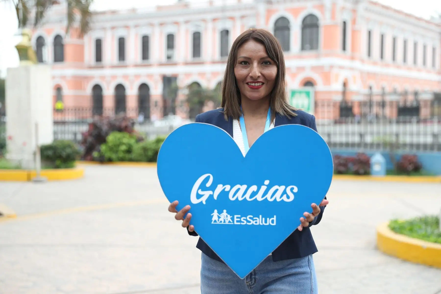 Yuzen Deza Vilca es madre de un niño de 9 años, y recientemente se sometió a una operación de trasplante de hígado en el hospital Guillermo Almenara de EsSalud, a través de la técnica split, la cual resultó exitosa, y ahora esta joven madre puede continuar con su vida normal junto a su familia. Foto: ANDINA/Daniel Bracamonte