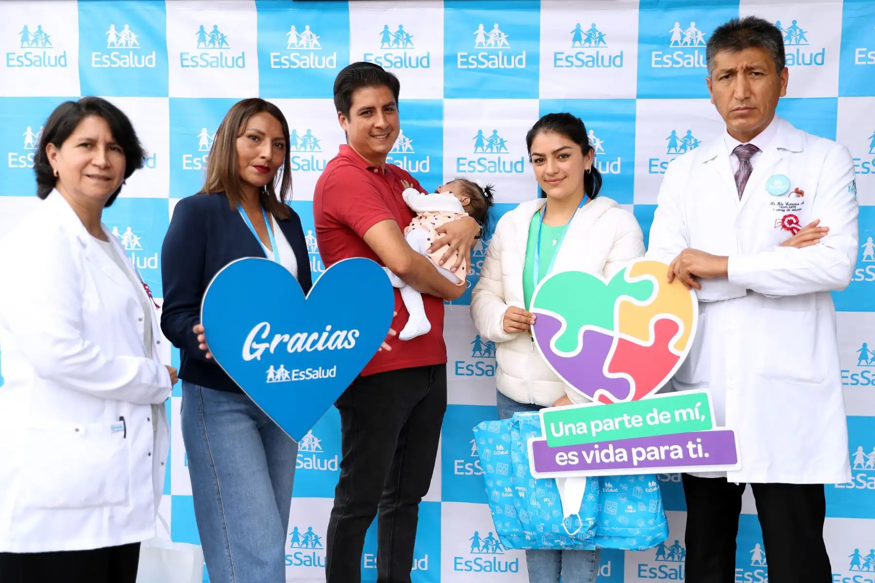 La joven Yuzen Deza Vilca y la bebé Lauren Gálvez Guerrero se sometieron a una operación de trasplante de hígado en el hospital Guillermo Almenara de EsSalud, a través de la técnica split, la cual resultó exitosa para ambas, y ahora ellas pueden continuar con sus vidas con normalidad junto a sus familias. Foto: ANDINA/Daniel Bracamonte
