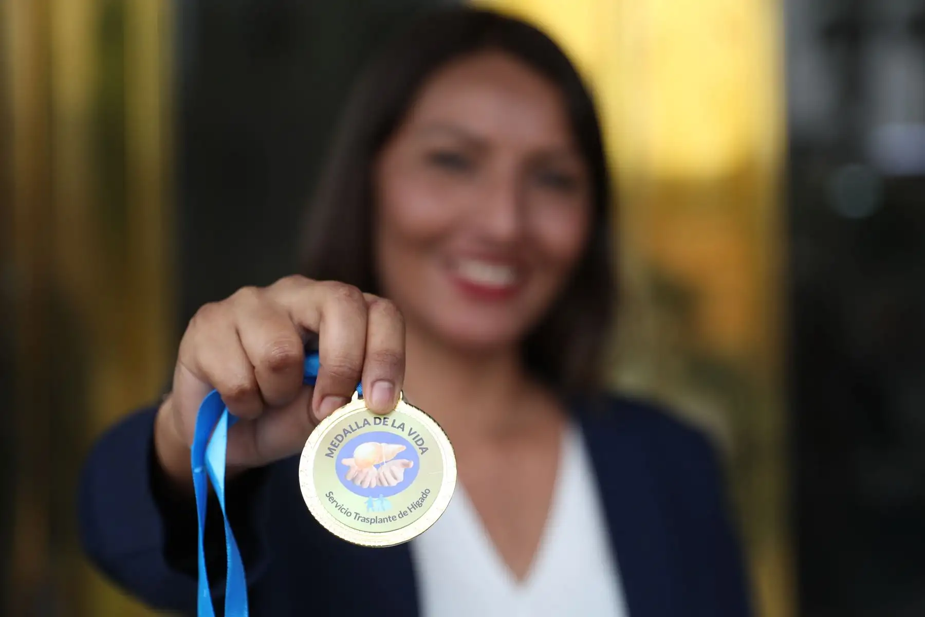 La joven Yuzen Deza Vilca y la bebé Lauren Gálvez Guerrero recibieron una medalla simbólica de parte del hospital Guillermo Almenara de EsSalud como prueba de haber sido trasplantadas del hígado exitosamente, a través de la moderna técnica split. Foto: ANDINA/Daniel Bracamonte