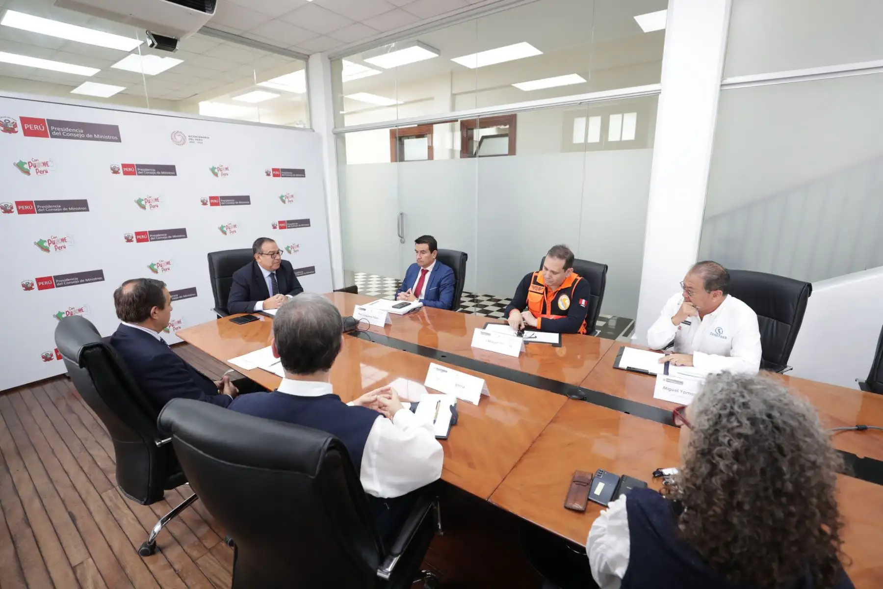 El presidente del Consejo de Ministros, Alberto Otárola Peñaranda lideró una reunión con los representantes de las instituciones que realizan el seguimiento del fenómeno El Niño en el país, así como la situación del volcán Ubinas, en Moquegua, con el fin de ejecutar acciones de prevención y salvaguardar el bienestar de la población. 
 Foto: ANDINA/PCM