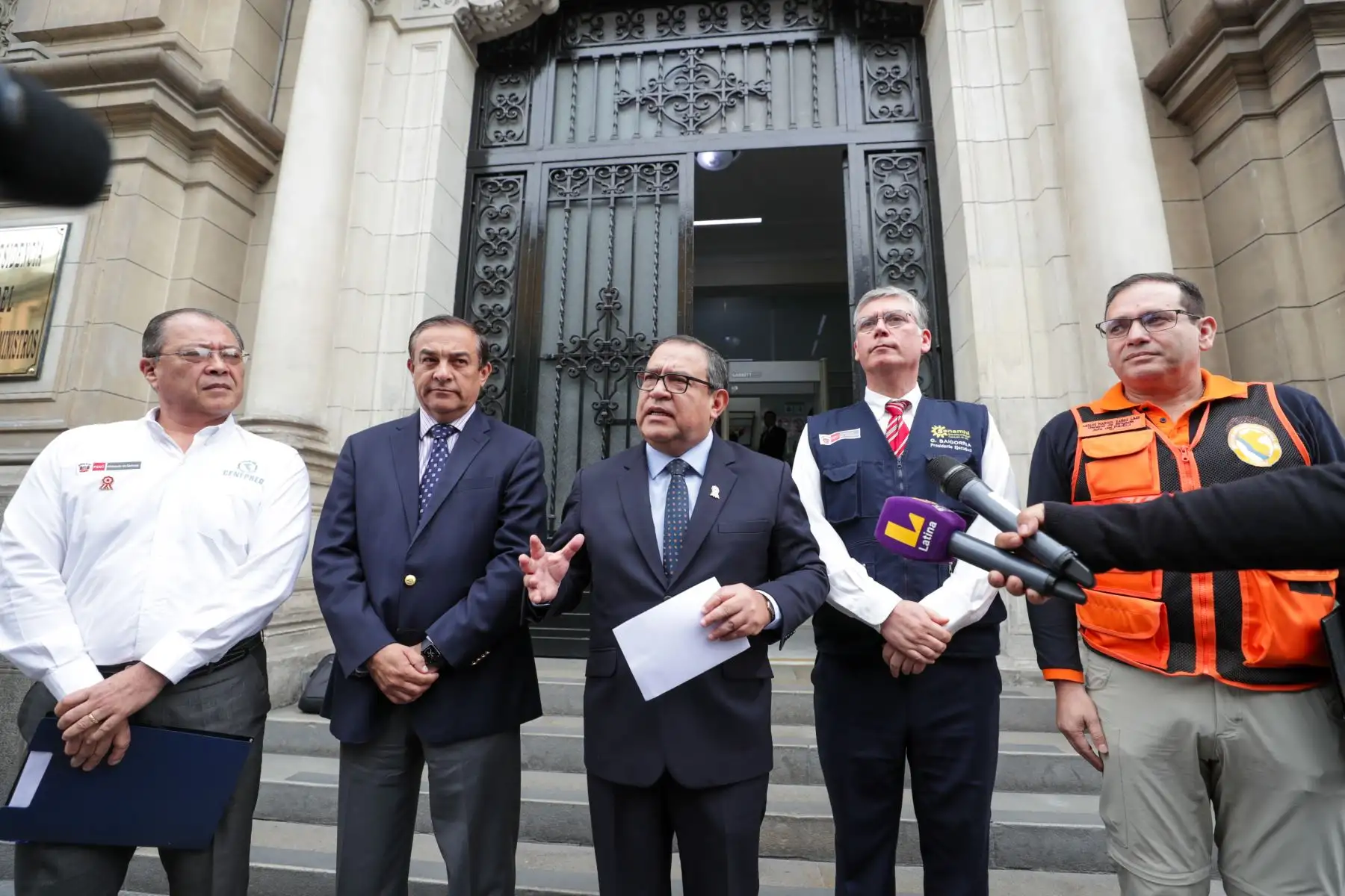 Las autoridades de las instituciones señalaron que las proyecciones para el fenómeno El Niño en el Perú se mantienen en nivel débil a moderado, por lo cual se está realizando un intenso monitoreo de las condiciones del mar y se mantiene la articulación con los gobiernos regionales. Al término de la reunión, el premier exhortó a la población a mantener la tranquilidad necesaria, pues el Gobierno está en permanente coordinación con los expertos en el tema. 
Foto: ANDINA/PCM