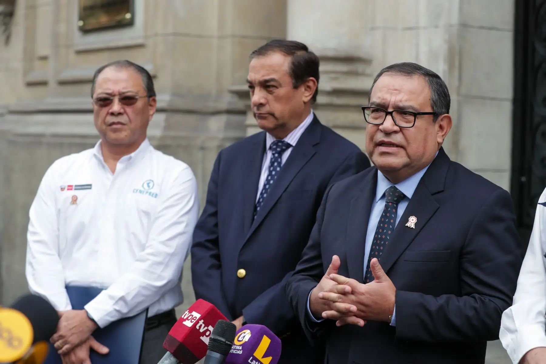 Las autoridades de las instituciones señalaron que las proyecciones para el fenómeno El Niño en el Perú se mantienen en nivel débil a moderado, por lo cual se está realizando un intenso monitoreo de las condiciones del mar y se mantiene la articulación con los gobiernos regionales. Al término de la reunión, el premier exhortó a la población a mantener la tranquilidad necesaria, pues el Gobierno está en permanente coordinación con los expertos en el tema. 
Foto: ANDINA/PCM