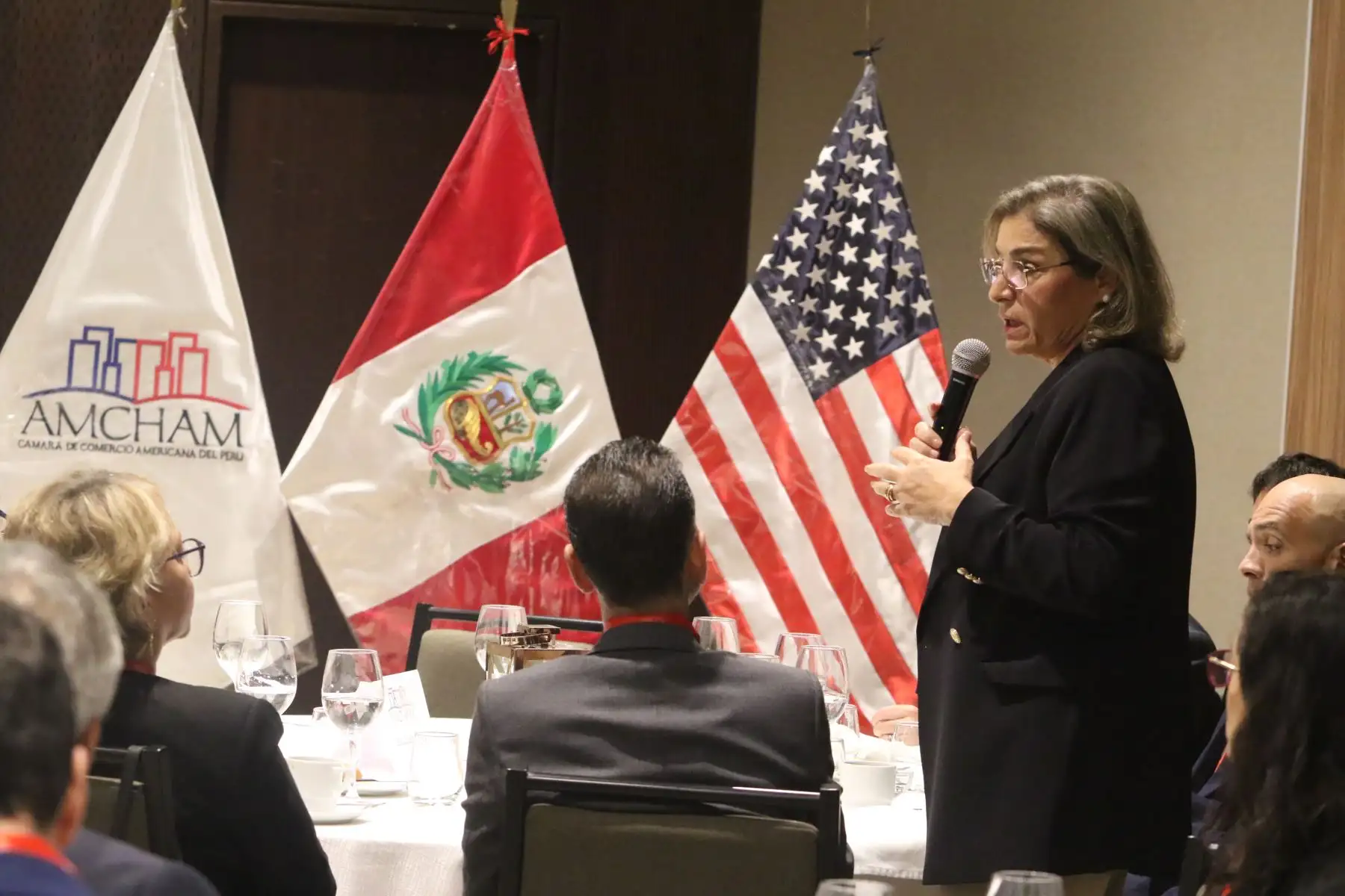 El ministro  Juan Carlos Mathews se reúne con asociados de la Cámara de Comercio Americana del Perú (AmCham Perú), y miembros de la comunidad empresarial.  Brinda exposición el “Estado de los Acuerdos Comerciales y la Reactivación Turística”. .FOTO:ANDINA/Hector Vinces.
