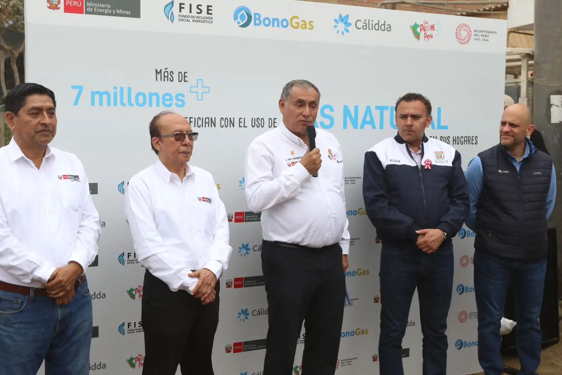 ministro de Energía y Minas, Óscar Vera Gargurevich en inauguración del primer proyecto de construcción de redes de gas natural con recursos del plan "Con Punche perú" en Ventanilla: AAHH Las Lomas de Ventanilla Alta. FOTO:ANDINA/Hector Vinces.