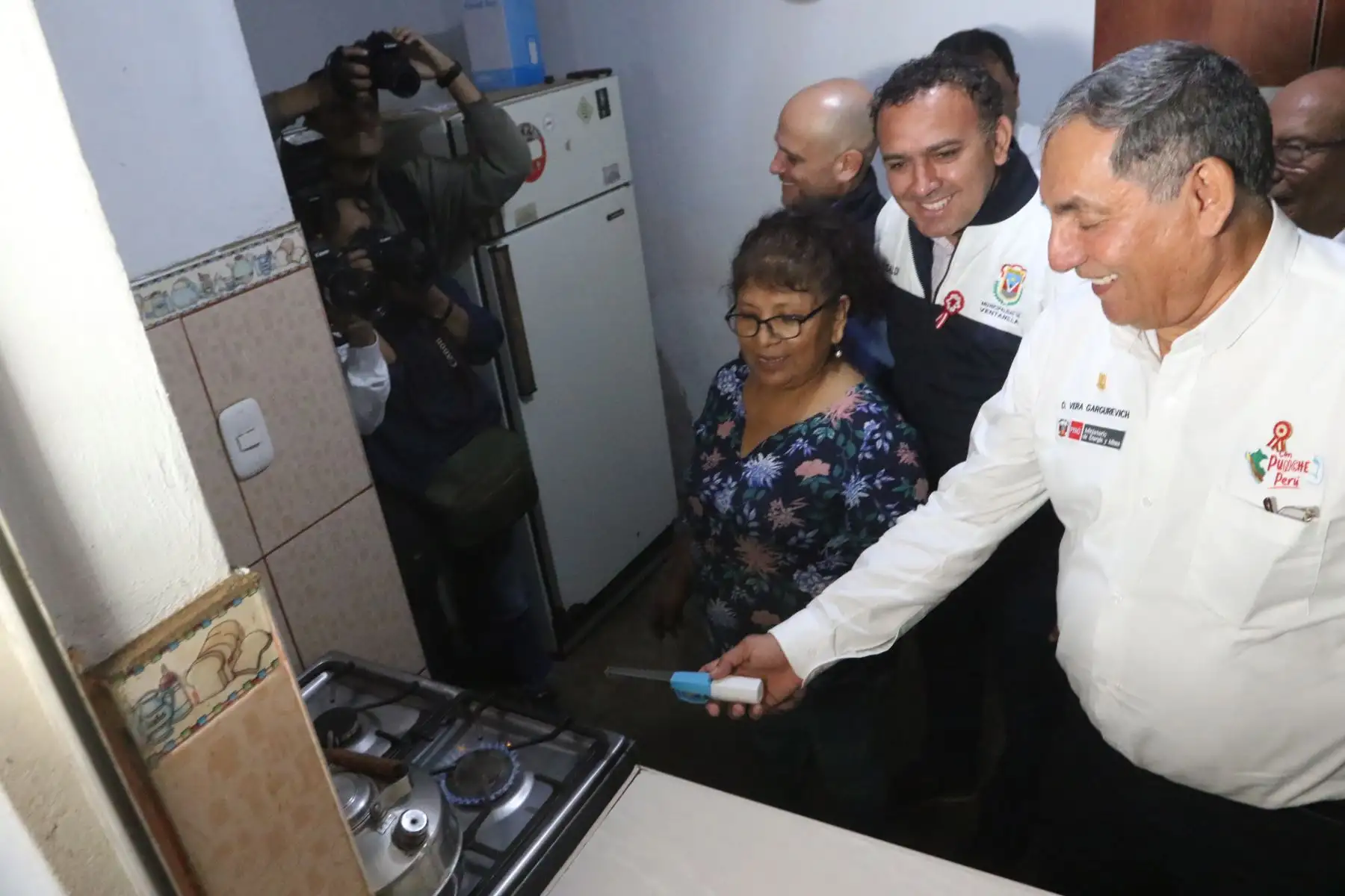 El ministro de Energía y Minas, Óscar Vera Gargurevich participa en la inauguración del primer proyecto de construcción de redes de gas natural con recursos del plan "Con Punche Perú" en el AA.HH Las Lomas de Ventanilla Alta. FOTO:ANDINA/Hector Vinces.