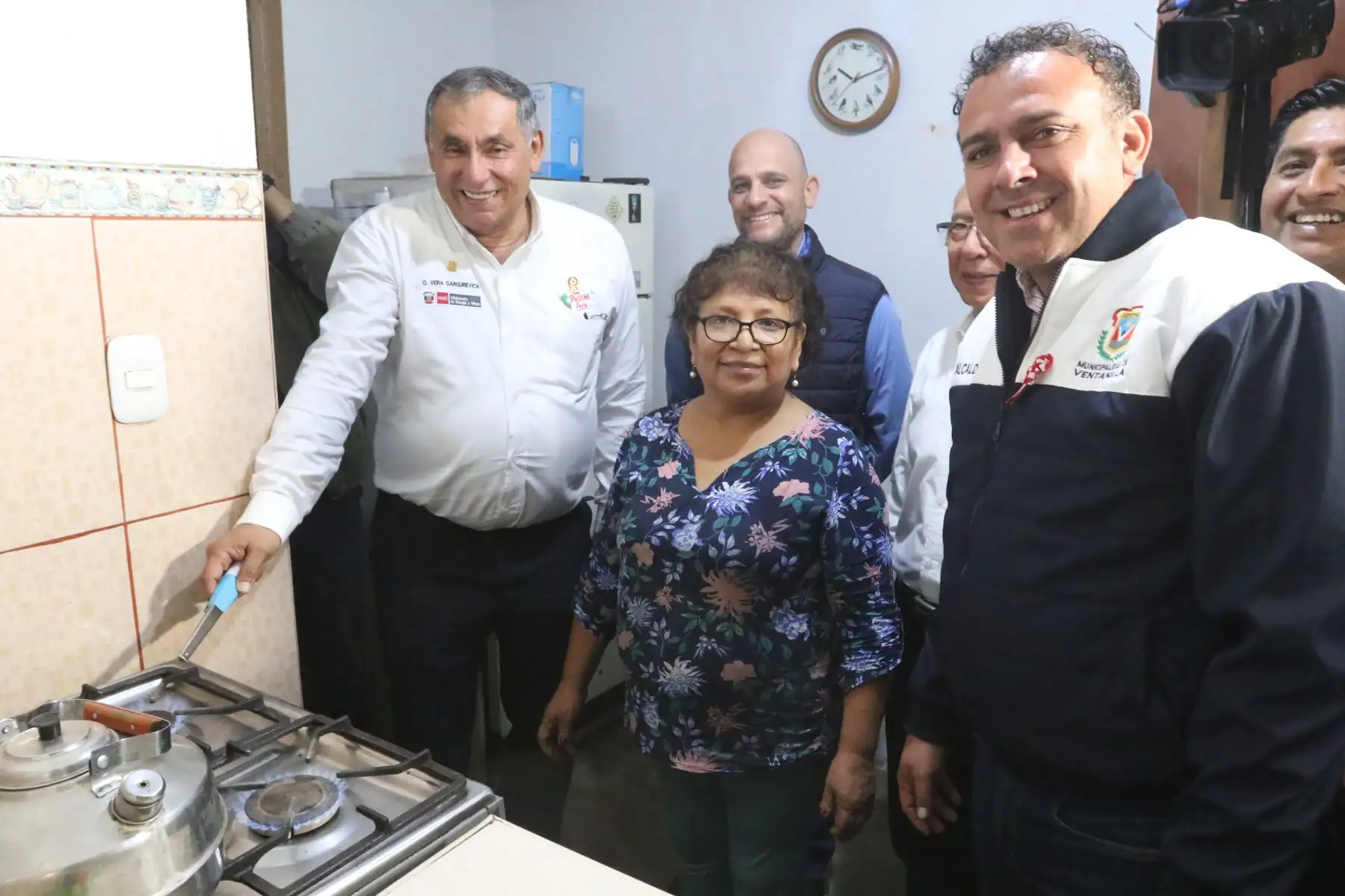 El ministro de Energía y Minas, Óscar Vera Gargurevich participa en la inauguración del primer proyecto de construcción de redes de gas natural con recursos del plan "Con Punche Perú" en el AA.HH Las Lomas de Ventanilla Alta. FOTO:ANDINA/Hector Vinces.