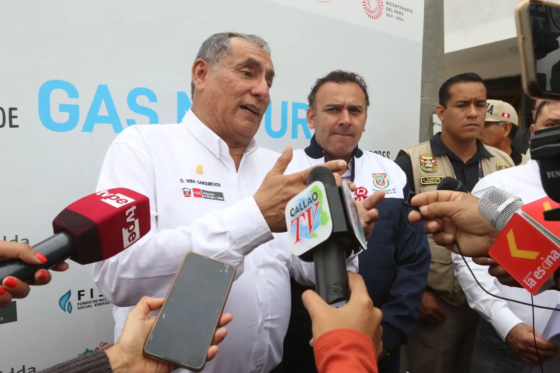El ministro de Energía y Minas, Óscar Vera Gargurevich participa en la inauguración del primer proyecto de construcción de redes de gas natural con recursos del plan "Con Punche Perú" en el AA.HH Las Lomas de Ventanilla Alta. FOTO:ANDINA/Hector Vinces.