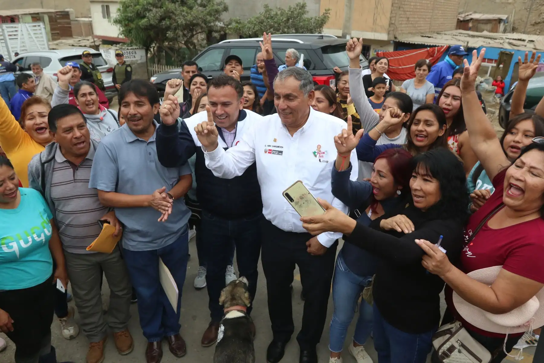 El ministro de Energía y Minas, Óscar Vera Gargurevich participa en la inauguración del primer proyecto de construcción de redes de gas natural con recursos del plan "Con Punche Perú" en el AA.HH Las Lomas de Ventanilla Alta. FOTO:ANDINA/Hector Vinces.