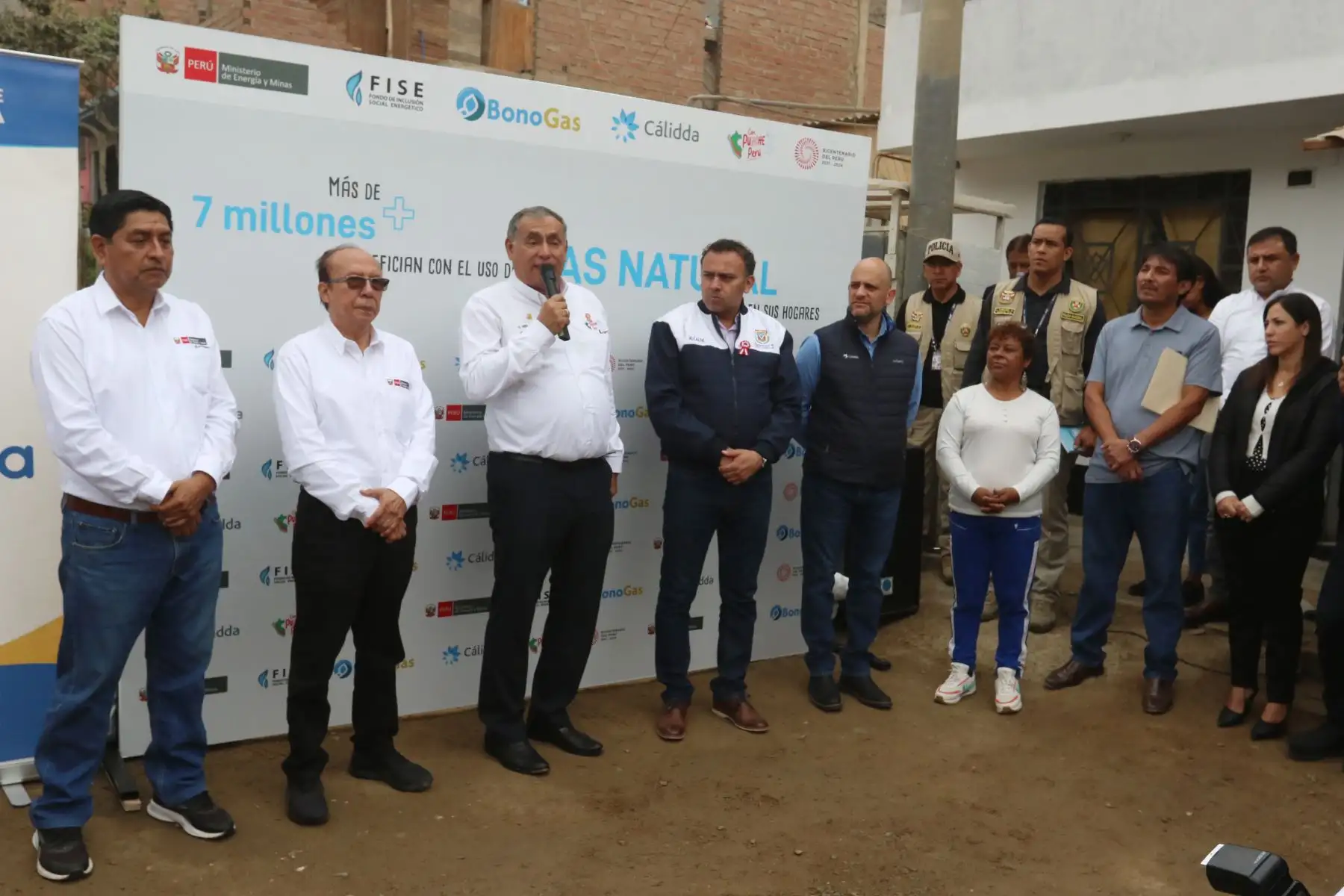 El ministro de Energía y Minas, Óscar Vera Gargurevich participa en la inauguración del primer proyecto de construcción de redes de gas natural con recursos del plan "Con Punche Perú" en el AA.HH Las Lomas de Ventanilla Alta. FOTO:ANDINA/Hector Vinces.