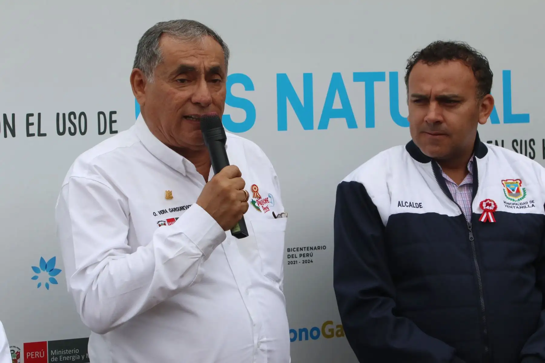 El ministro de Energía y Minas, Óscar Vera Gargurevich participa en la inauguración del primer proyecto de construcción de redes de gas natural con recursos del plan "Con Punche Perú" en el AA.HH Las Lomas de Ventanilla Alta. FOTO:ANDINA/Hector Vinces.
