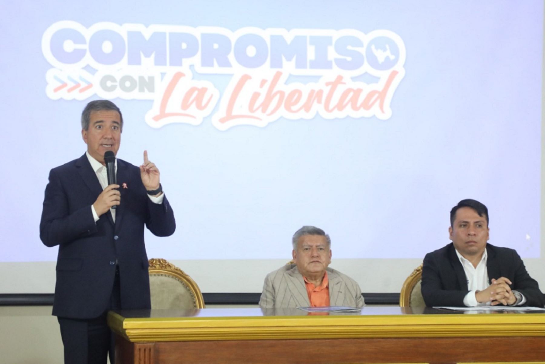 Ministro de la Producción, Raúl Pérez Reyes, en la región La Libertad, anunciando las inversiones de su sector para el sector de la pesca. Foto: Cortesía.