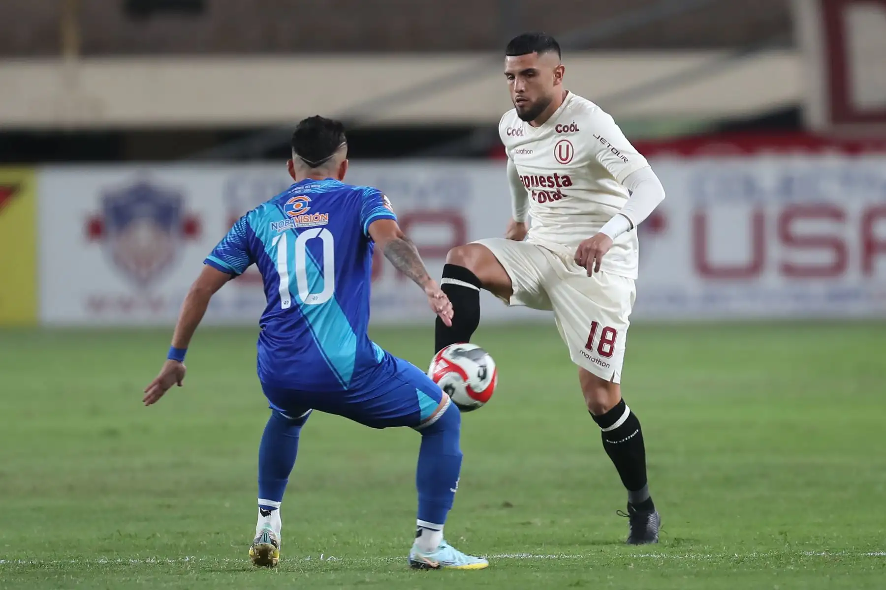 El jugador de Universitario de Deportes, Rodrigo Ureña disputa el balón ante jugador del Alianza Atlético  en el estadio Monumental de Ate  por la segunda fecha del torneo clausura de la Liga 1.
Foto: ANDINA/Ricardo Cuba