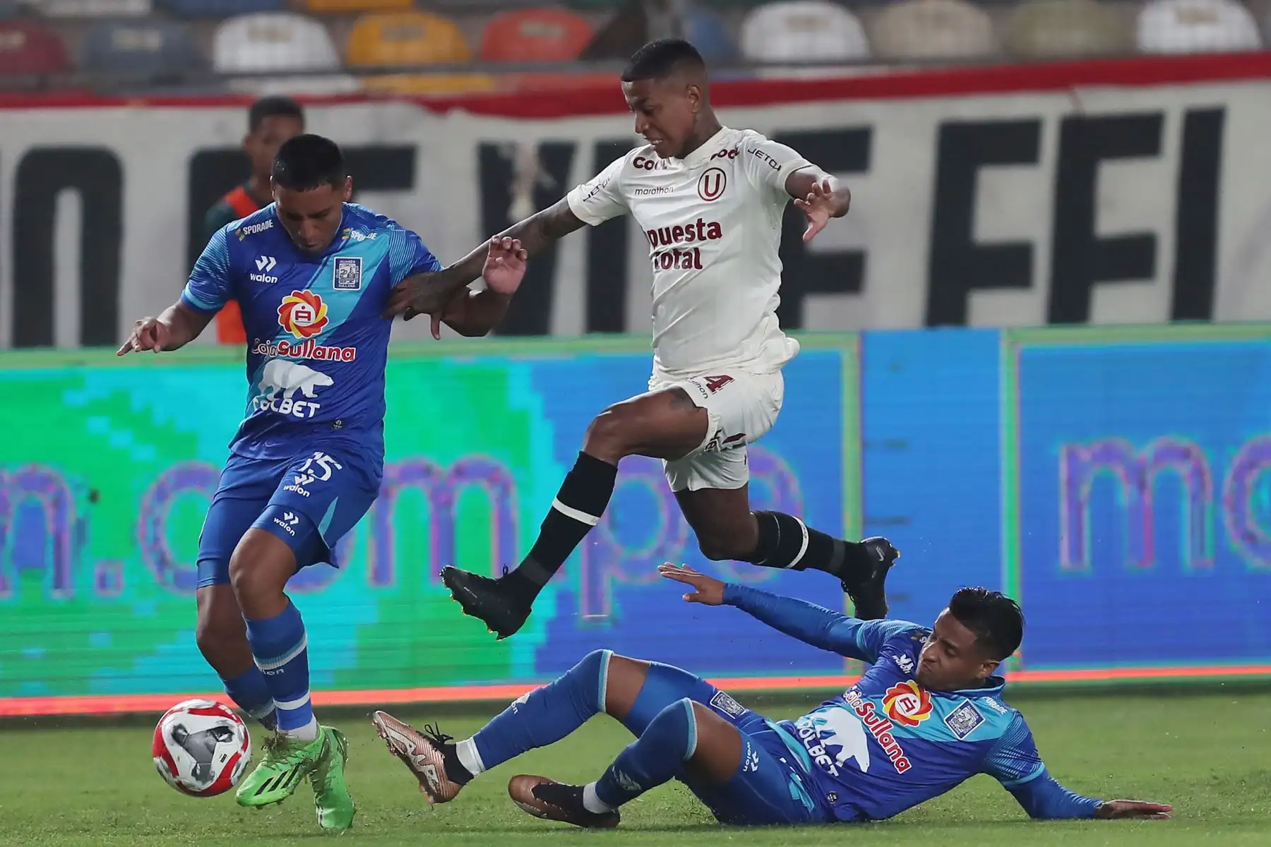 El jugador de Universitario de Deportes, Andy Polo disputa el balón ante jugador del Alianza Atlético  en el estadio Monumental de Ate  por la segunda fecha del torneo clausura de la Liga 1.
Foto: ANDINA/Ricardo Cuba