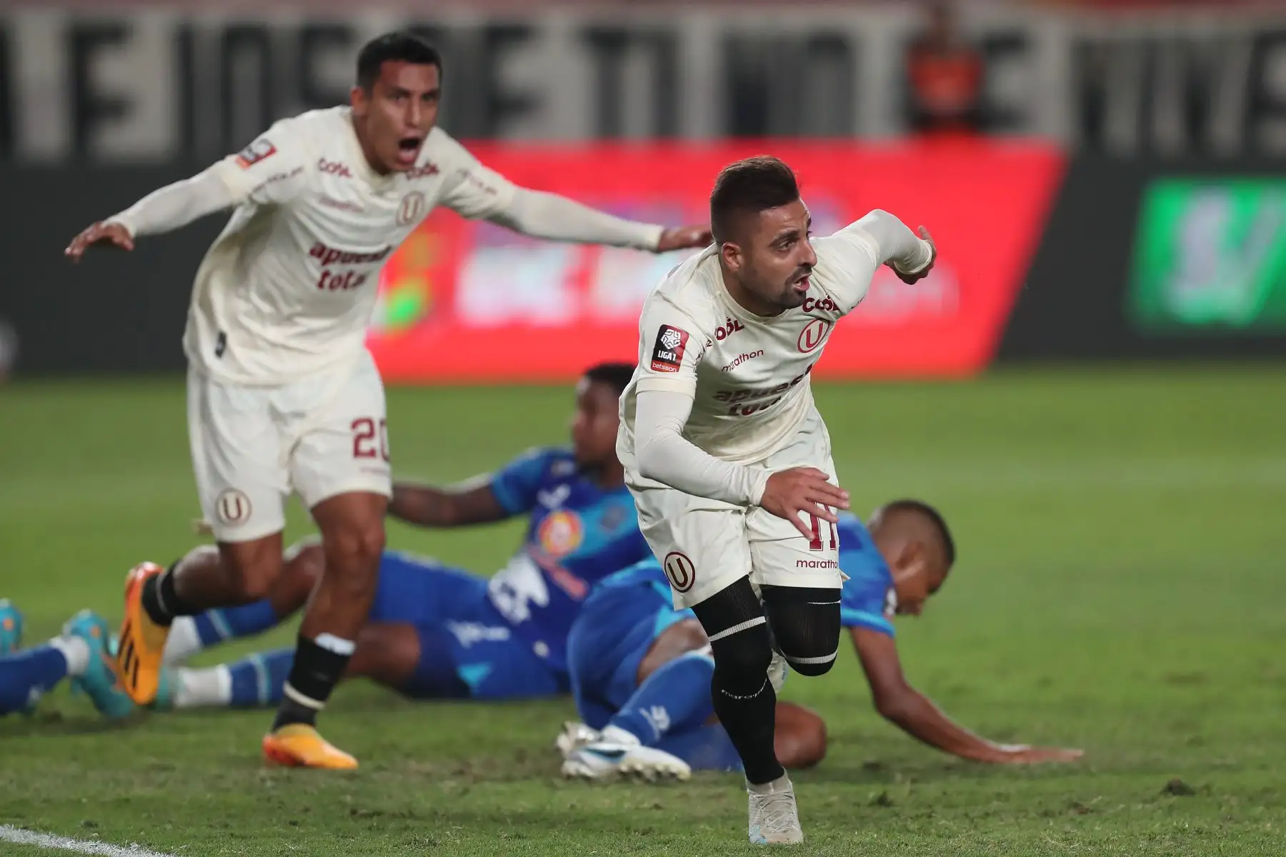 El jugador de Universitario de Deportes, Luis Urruti celebra su gol anotado ante  Alianza Atlético  en el estadio Monumental de Ate  por la segunda fecha del torneo clausura de la Liga 1.
Foto: ANDINA/Ricardo Cuba
