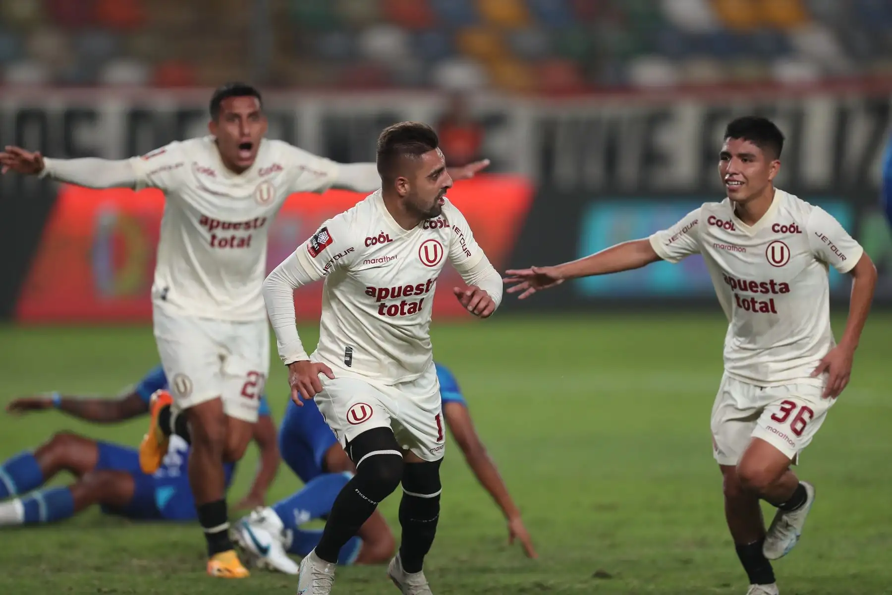 El jugador de Universitario de Deportes, Luis Urruti celebra su gol anotado ante  Alianza Atlético  en el estadio Monumental de Ate  por la segunda fecha del torneo clausura de la Liga 1.
Foto: ANDINA/Ricardo Cuba
