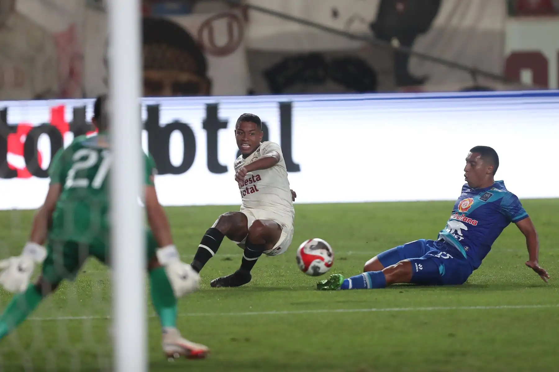 El jugador de Universitario de Deportes, disputa el balón ante  Alianza Atlético  en el estadio Monumental de Ate  por la segunda fecha del torneo clausura de la Liga 1.
Foto: ANDINA/Ricardo Cuba