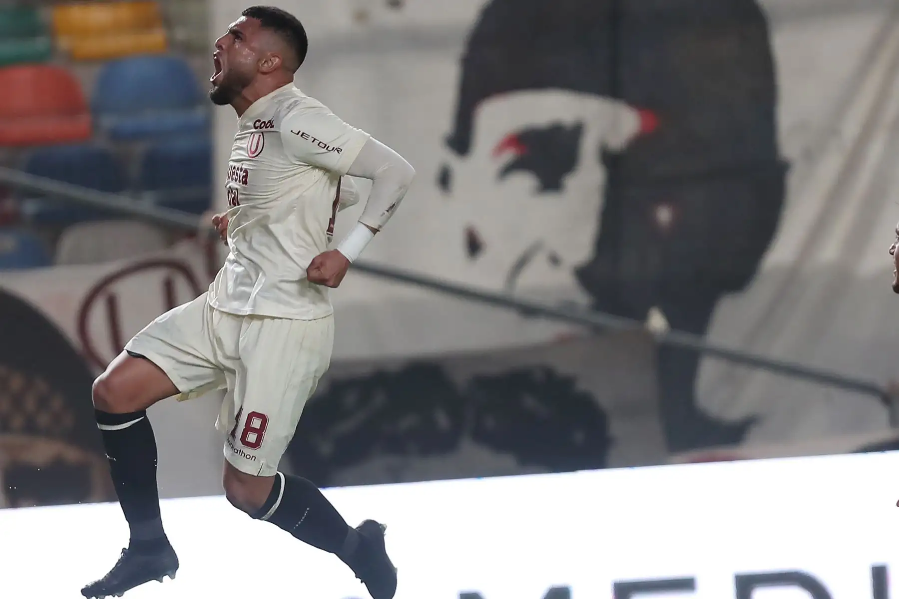 El jugador de Universitario de Deportes, Rodrigo Ureña celebra su gol anotado ante  Alianza Atlético  en el estadio Monumental de Ate  por la segunda fecha del torneo clausura de la Liga 1.
Foto: ANDINA/Ricardo Cuba