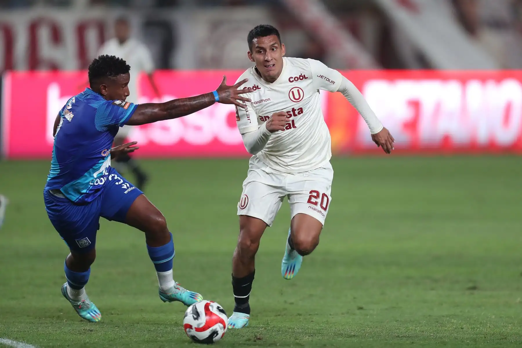 El jugador de Universitario de Deportes, Alex Valera disputa el balón  ante jugador de Alianza Atlético  en el estadio Monumental de Ate  por la segunda fecha del torneo clausura de la Liga 1.
Foto: ANDINA/Ricardo Cuba