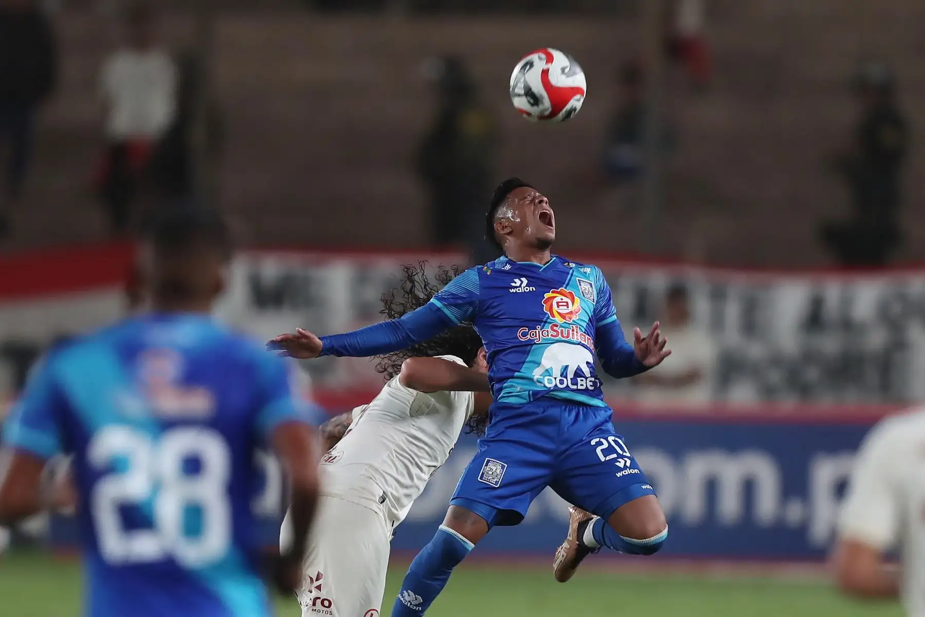 Jugadores de Universitario y  Alianza Atlético disputan el balón en partido jugado en el estadio Monumental de Ate  por la segunda fecha del torneo clausura de la Liga 1.
Foto: ANDINA/Ricardo Cuba