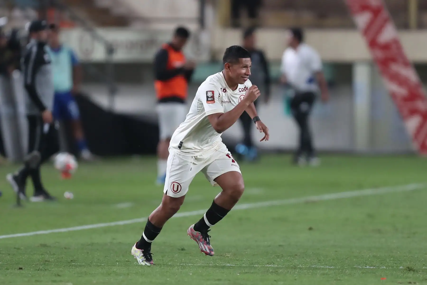 El jugador de Universitario de Deportes, Edison Flores debuta ante  Alianza Atlético  en el estadio Monumental de Ate  por la segunda fecha del torneo clausura de la Liga 1 luego de varios años jugando en el extranjero.
Foto: ANDINA/Ricardo Cuba