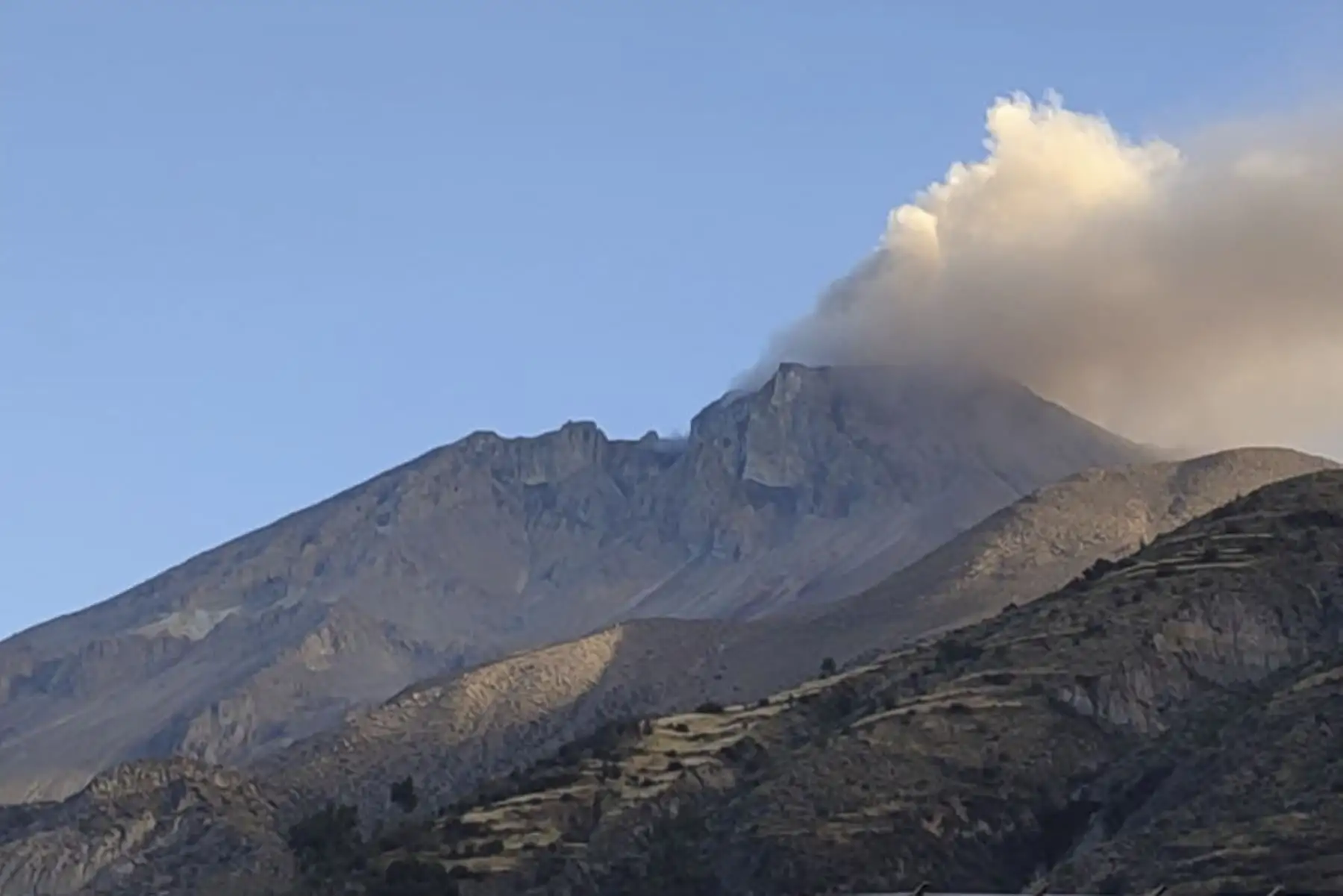 Ayer el Instituto Geofísico del Perú (IGP) adelantó que en las próximas horas se iban a registrar explosiones con lanzamiento de proyectiles balísticos en el volcán Ubinas debido a la presencia de magma cerca de la boca del cráter por lo que recomendó a las autoridades estar alertas para adoptar las medidas de emergencia, como una posible evacuación de la población; y la explosión registrada hoy es el inicio de ese proceso.
Foto:ANDINA/IGP
