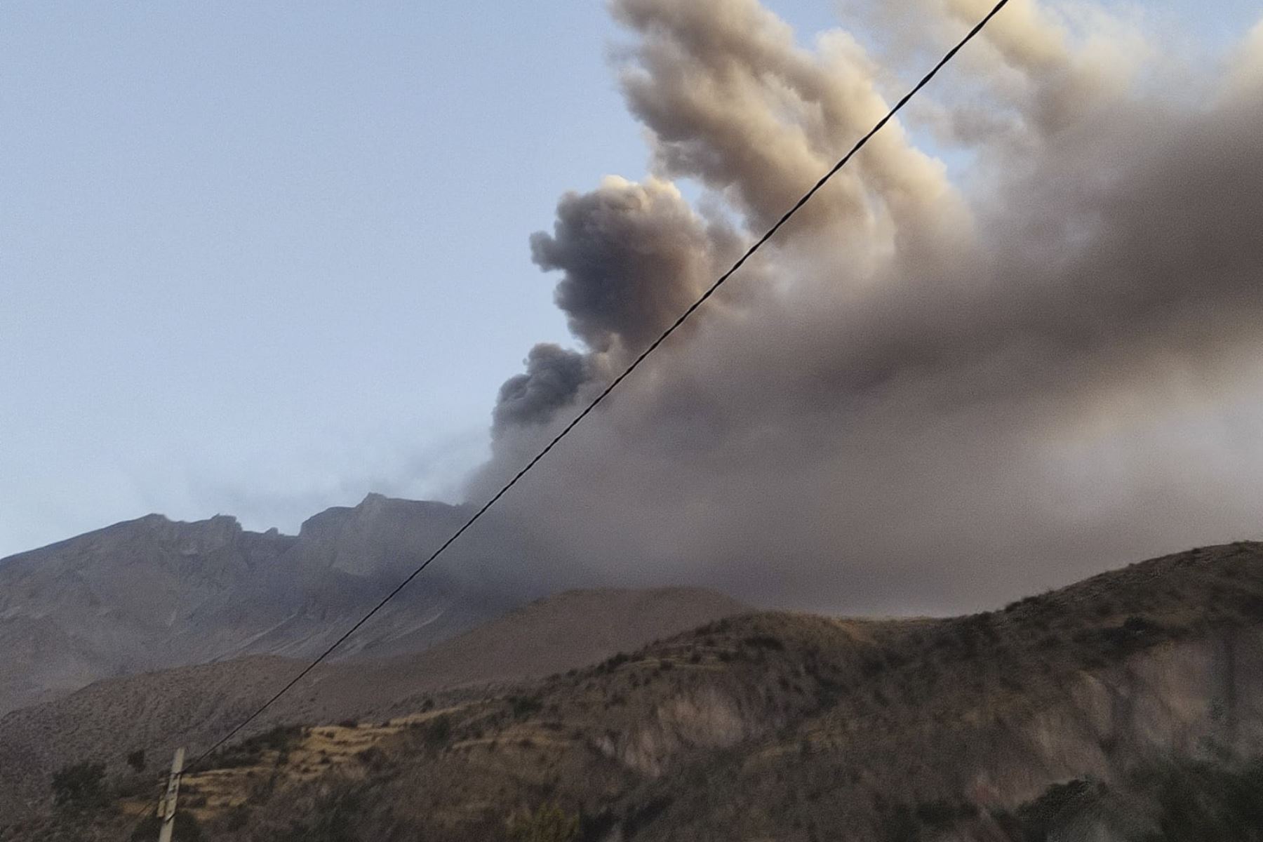 Continúa la actividad eruptiva en el volcán Ubinas, esta mañana se registraron dos nuevas explosiones. Foto: ANDINA/difusión.