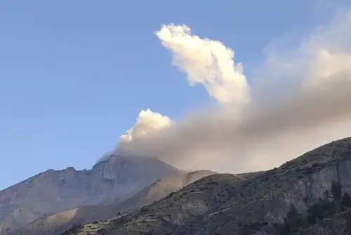 Desde hace varios días el volcán Ubinas registra un proceso eruptivo de nivel moderado. ANDINA/Difusión