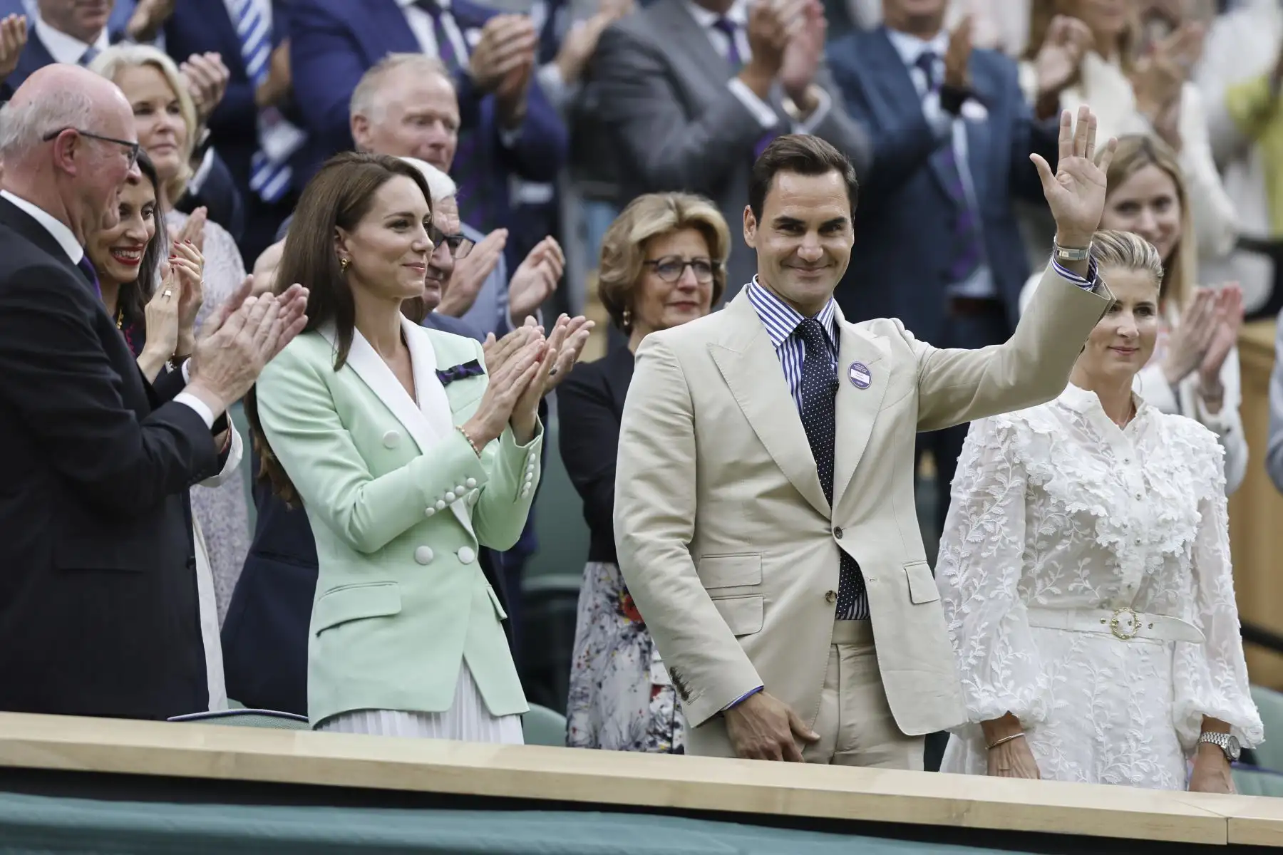 El veinte veces ganador del Grand Slams apareció este martes por la mañana en el All England Club acompañado de su mujer, Mirka Vavrinek y sus padres, para recibir un pequeño homenaje antes del partido entre Elena Rybakina y Shelby Rogers en la pista central, el cual presenciará desde el palco real en donde se encontraba la princesa de Wales, Kate Middleton.
Foto: EFE