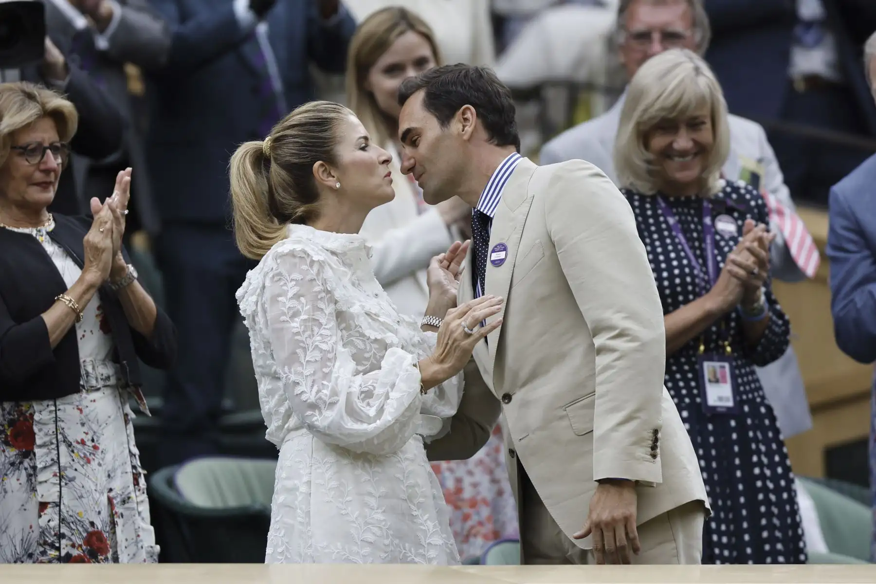 El veinte veces ganador del Grand Slams apareció este martes por la mañana en el All England Club acompañado de su mujer, Mirka Vavrinek y sus padres, para recibir un pequeño homenaje antes del partido entre Elena Rybakina y Shelby Rogers en la pista central, el cual presenciará desde el palco real en donde se encontraba la princesa de Wales, Kate Middleton.
Foto: EFE