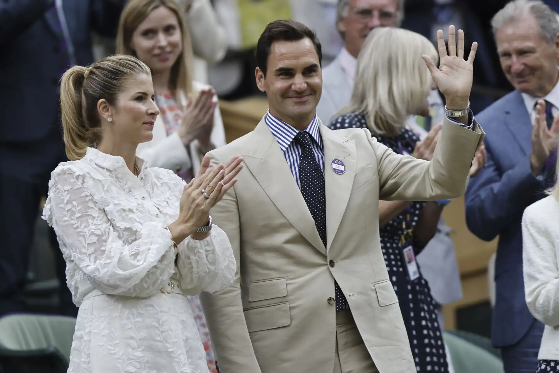 El veinte veces ganador del Grand Slams apareció este martes por la mañana en el All England Club acompañado de su mujer, Mirka Vavrinek y sus padres, para recibir un pequeño homenaje antes del partido entre Elena Rybakina y Shelby Rogers en la pista central, el cual presenciará desde el palco real en donde se encontraba la princesa de Wales, Kate Middleton.
Foto: EFE